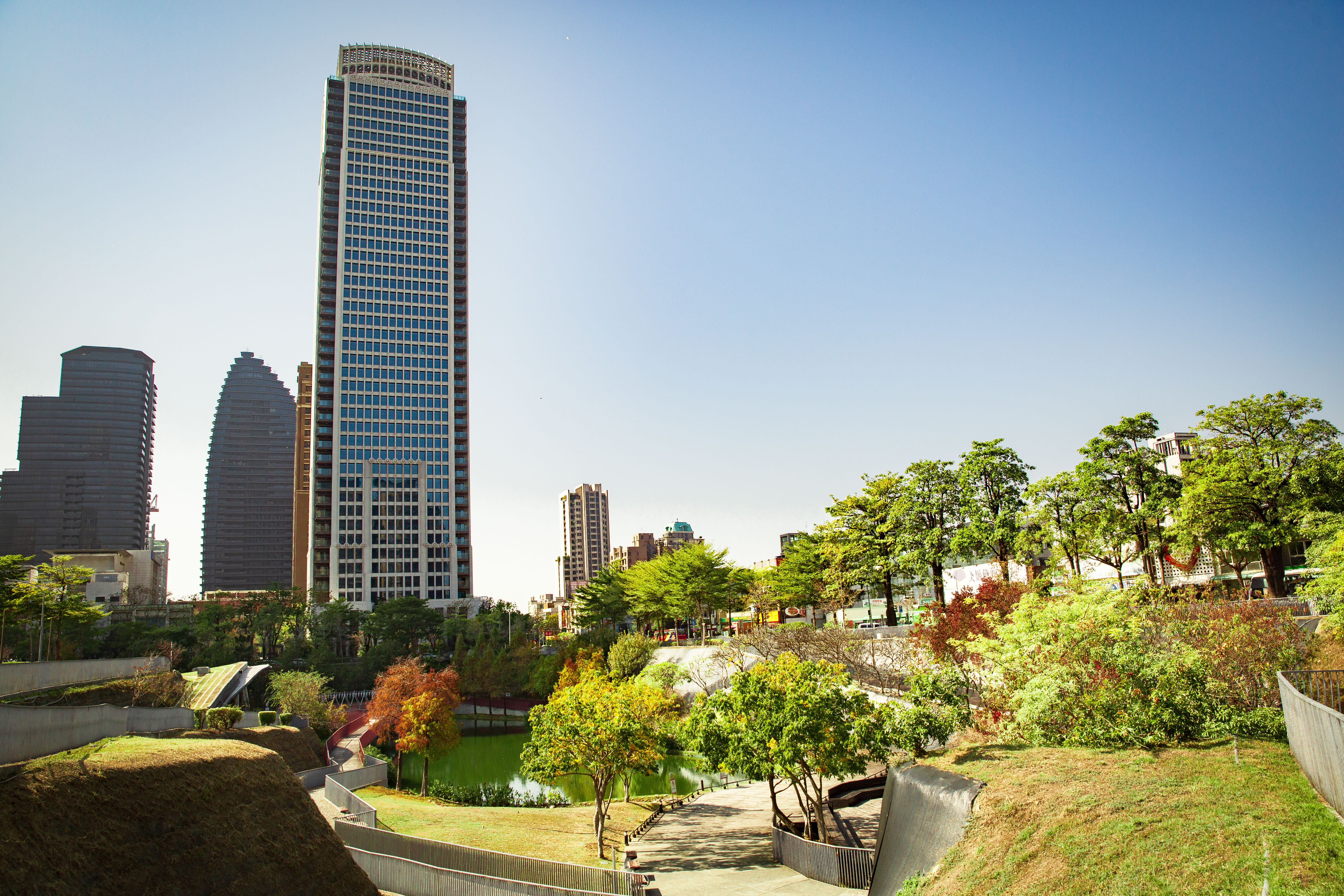即將於2022年第二季完工的聯聚瑞和大廈，位於秋紅谷生態公園首排，共43層樓高172.8公尺，是中台灣最高的住宅大廈。