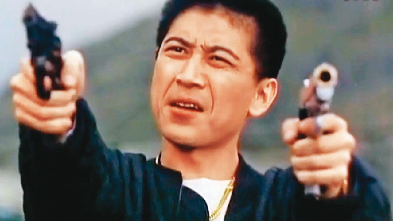 藝人高捷（圖）手持雙槍，在電影中飾演十大槍擊要犯陳新發。（翻攝YouTube）