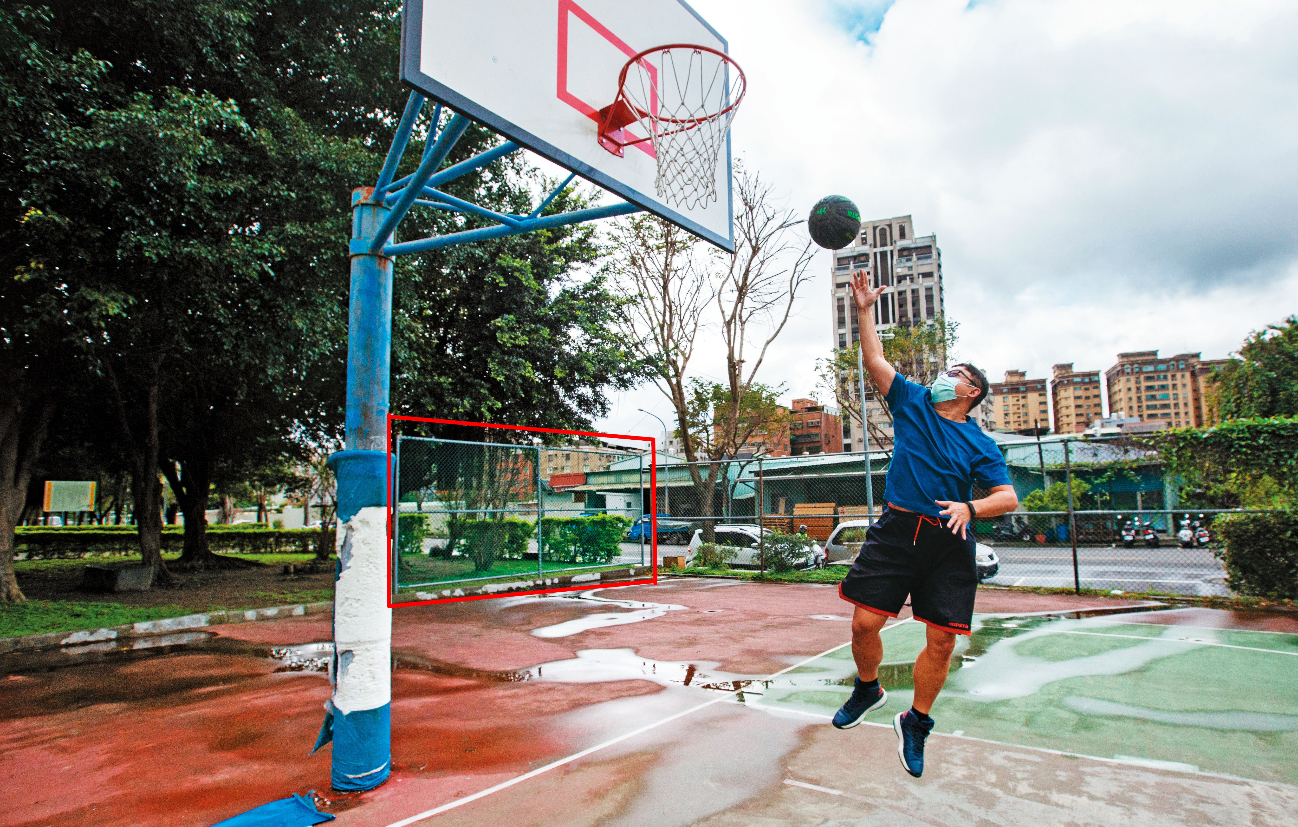 事發球場現今已經建造起圍籬(紅框處),擋住空隙。
