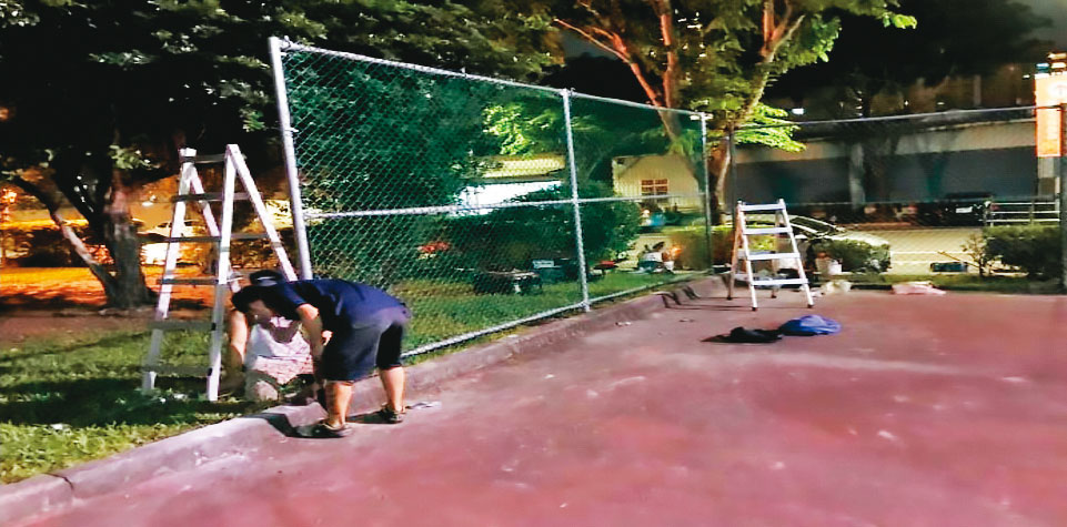 事發後，板橋區公所在立即派員摸黑前往加設圍籬。（讀者提供）