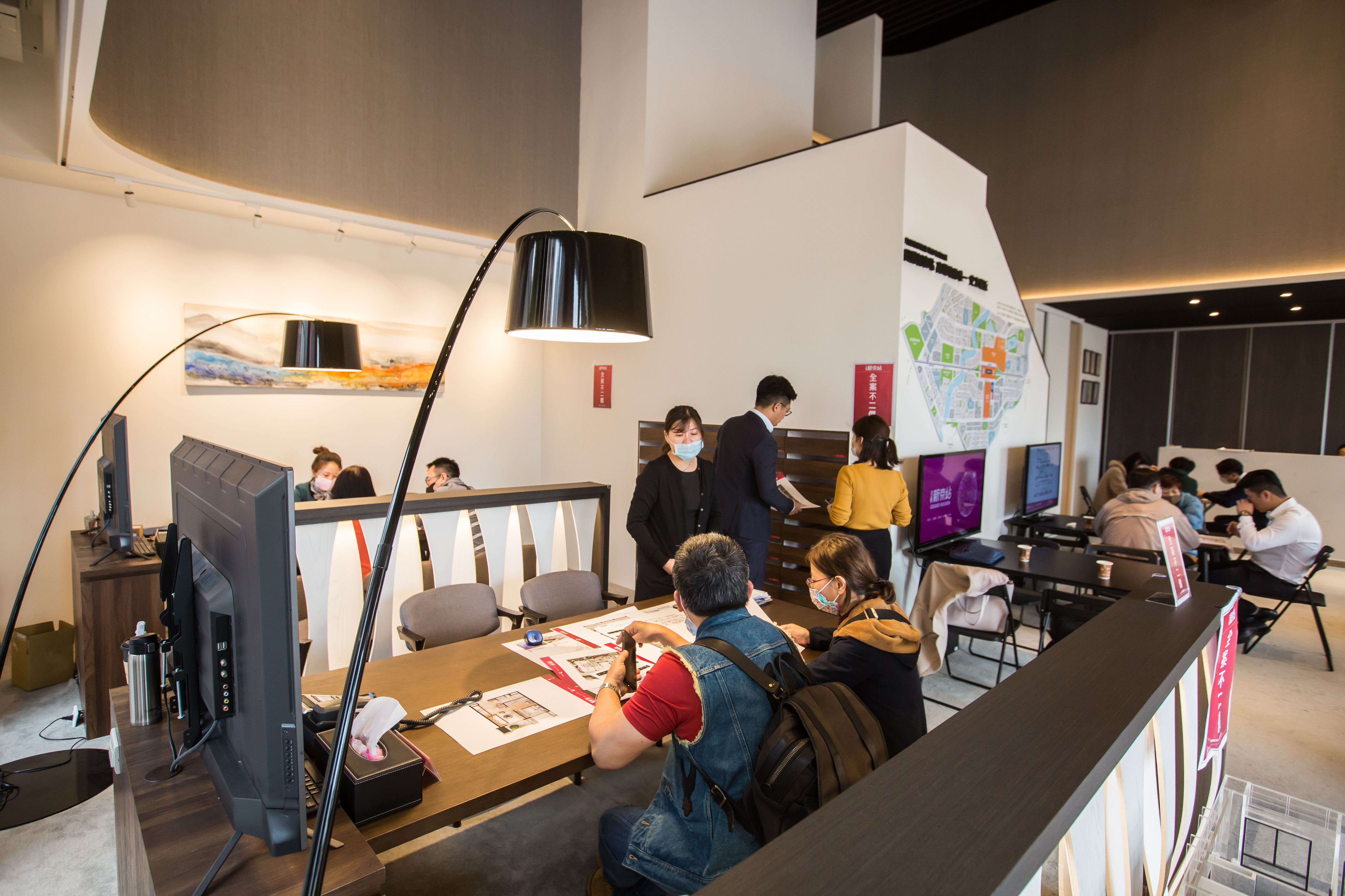 民眾購買預售屋要看清合約內容，保障自身權益。