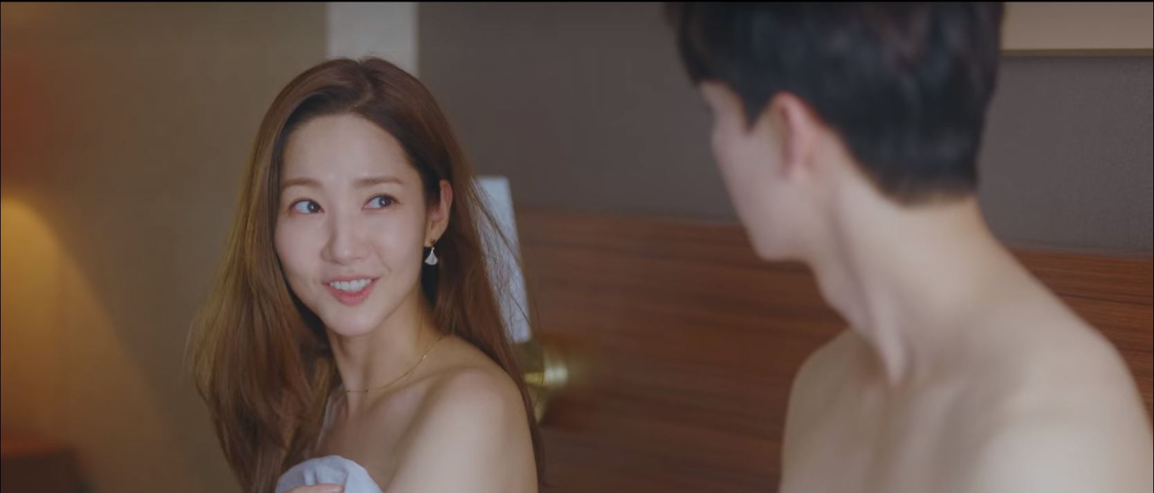 朴敏英與宋江在《氣象廳的人們：社內戀愛殘酷史篇》中一夜情劇情裡，隔日醒來時沒有穿著上衣，僅有寶格麗Diva’s Dream耳環顯眼閃耀。（翻攝自NETFLIX）