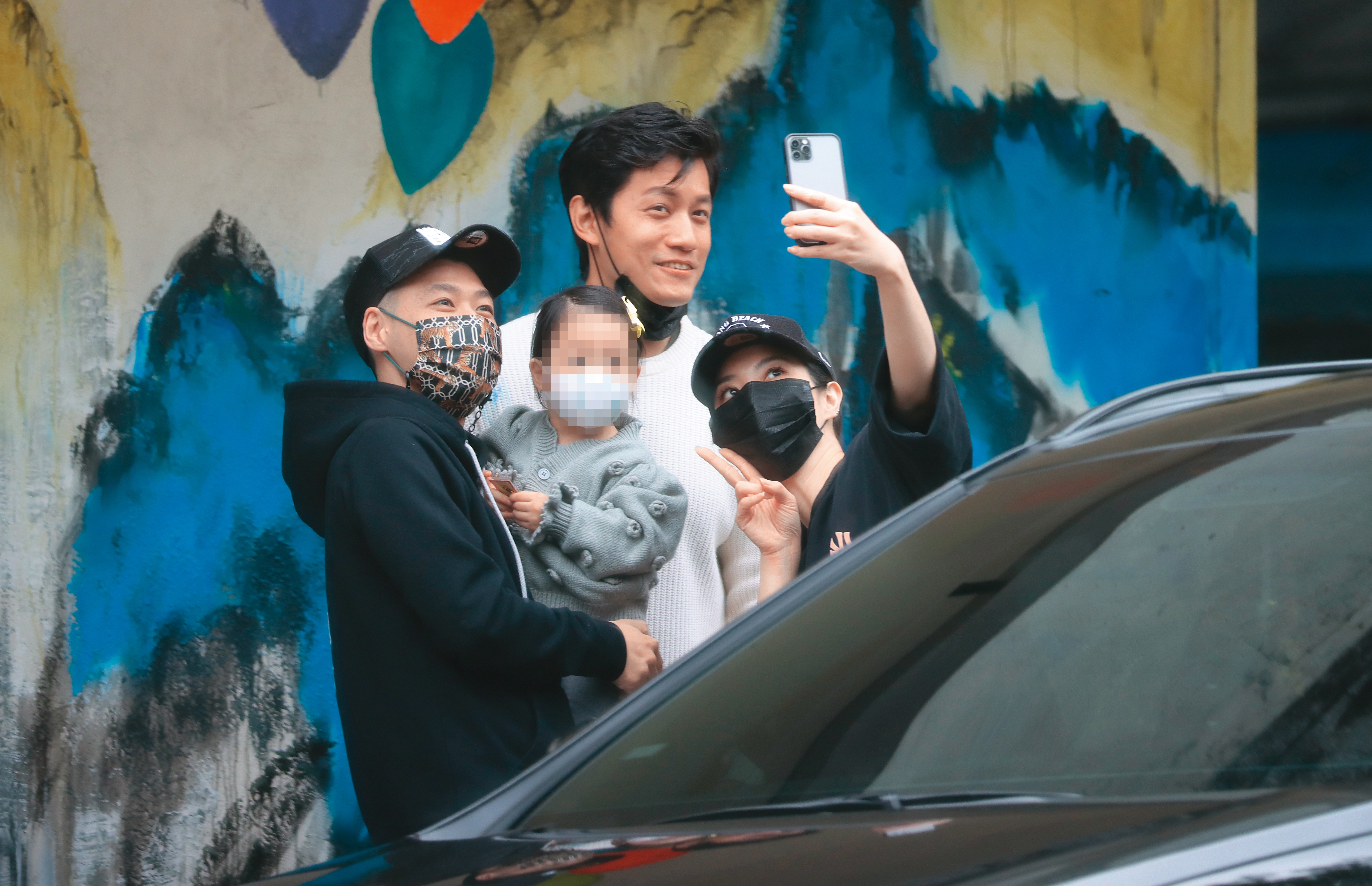 2月17日16：29，胡瓜的乾女兒香蜜拉（右一）帶著老公、女兒到場探班Alan（右二），4人還在街邊自拍。