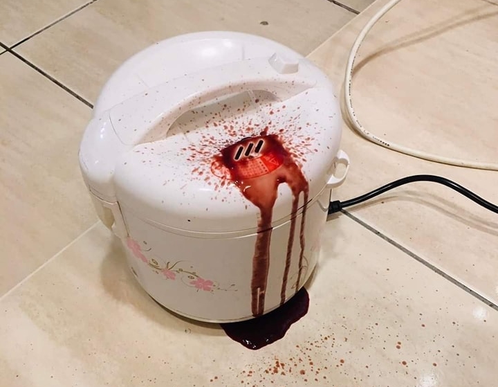 有人在臉書社團po出一張電子鍋狂「吐血」的畫面，有網友留言戲稱「這肯定有什麼冤情」。（翻攝自爆廢公社二館臉書社團）