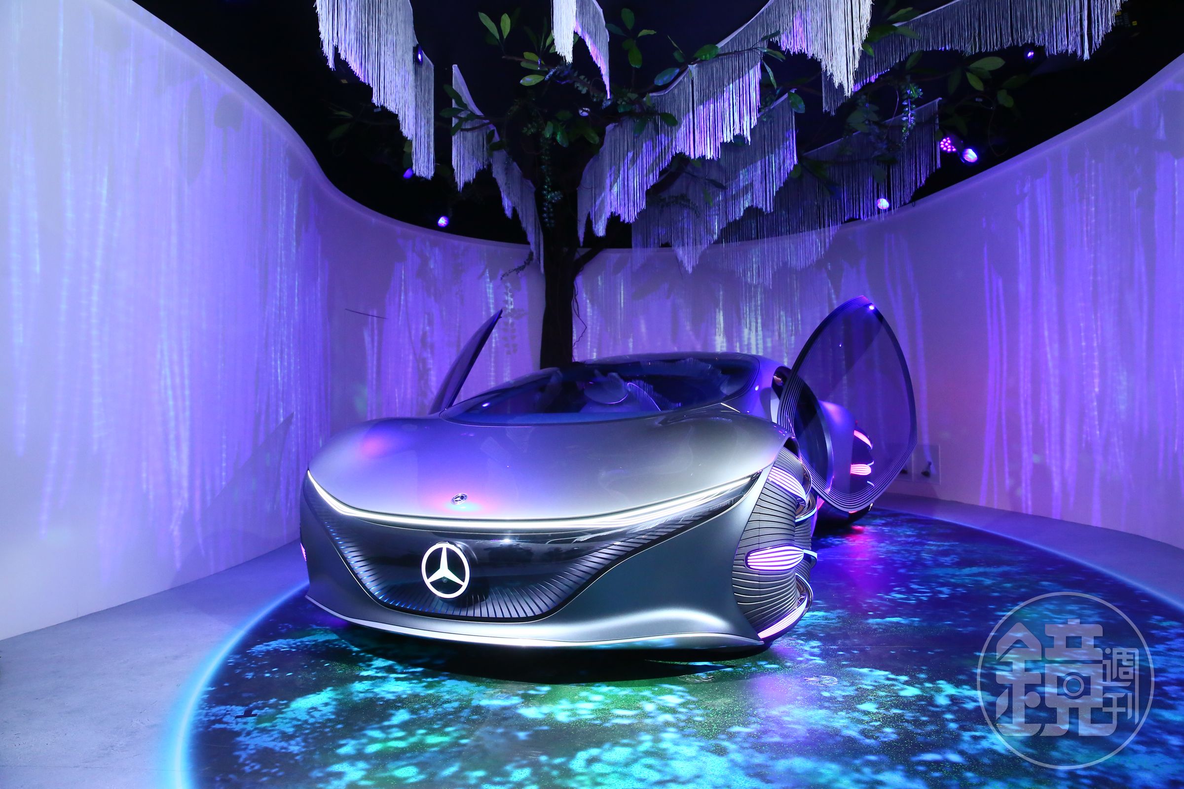 賓士與《阿凡達 Avatar》導演詹姆斯卡麥隆設計出電動概念車「VISION AVTR」，目前已在BELLAVITA寶麗廣場1樓展出。