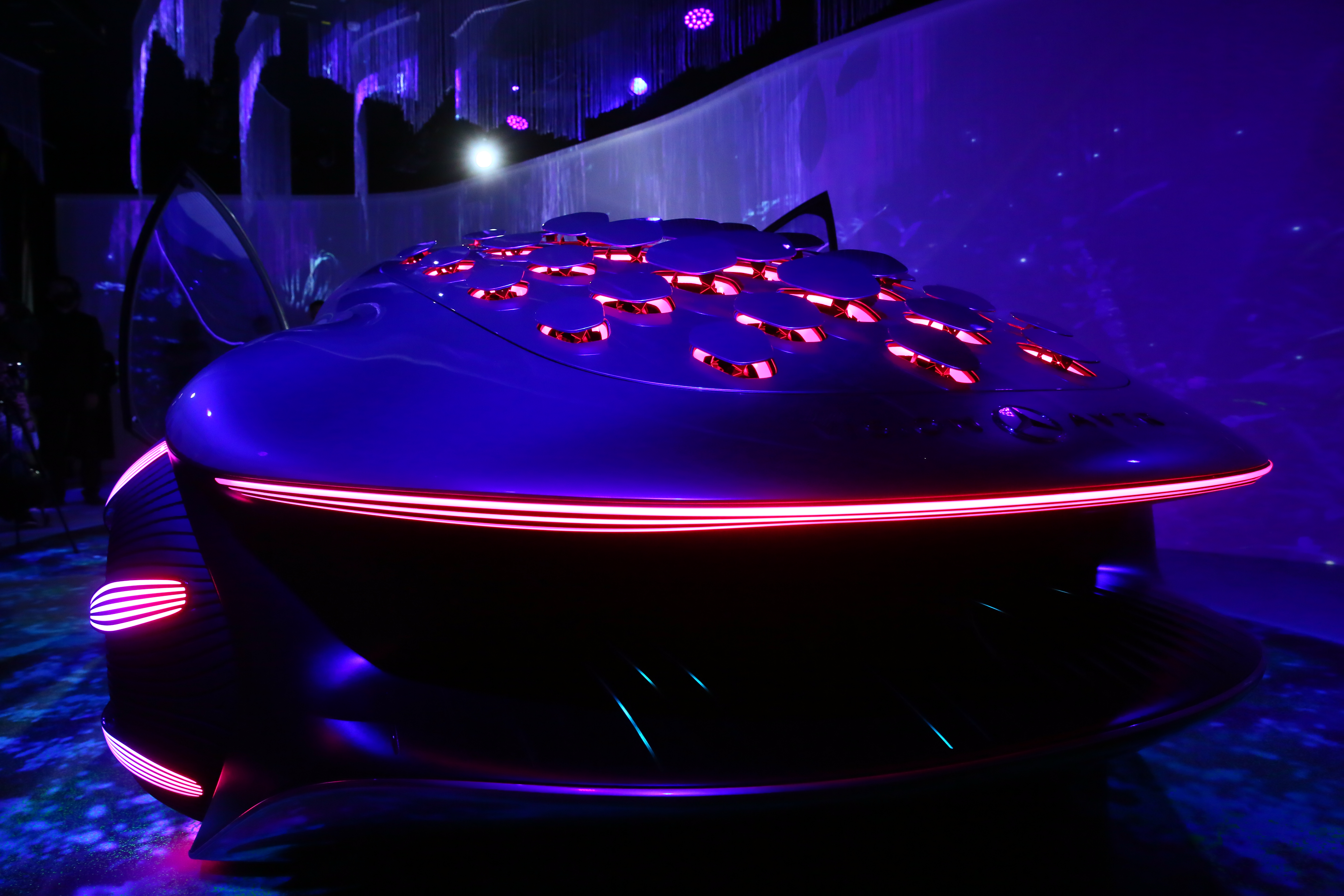 車尾端的33個太陽能板仿生鱗片能作為電力來源，可望達到「不再依賴石油」的終極理想。
