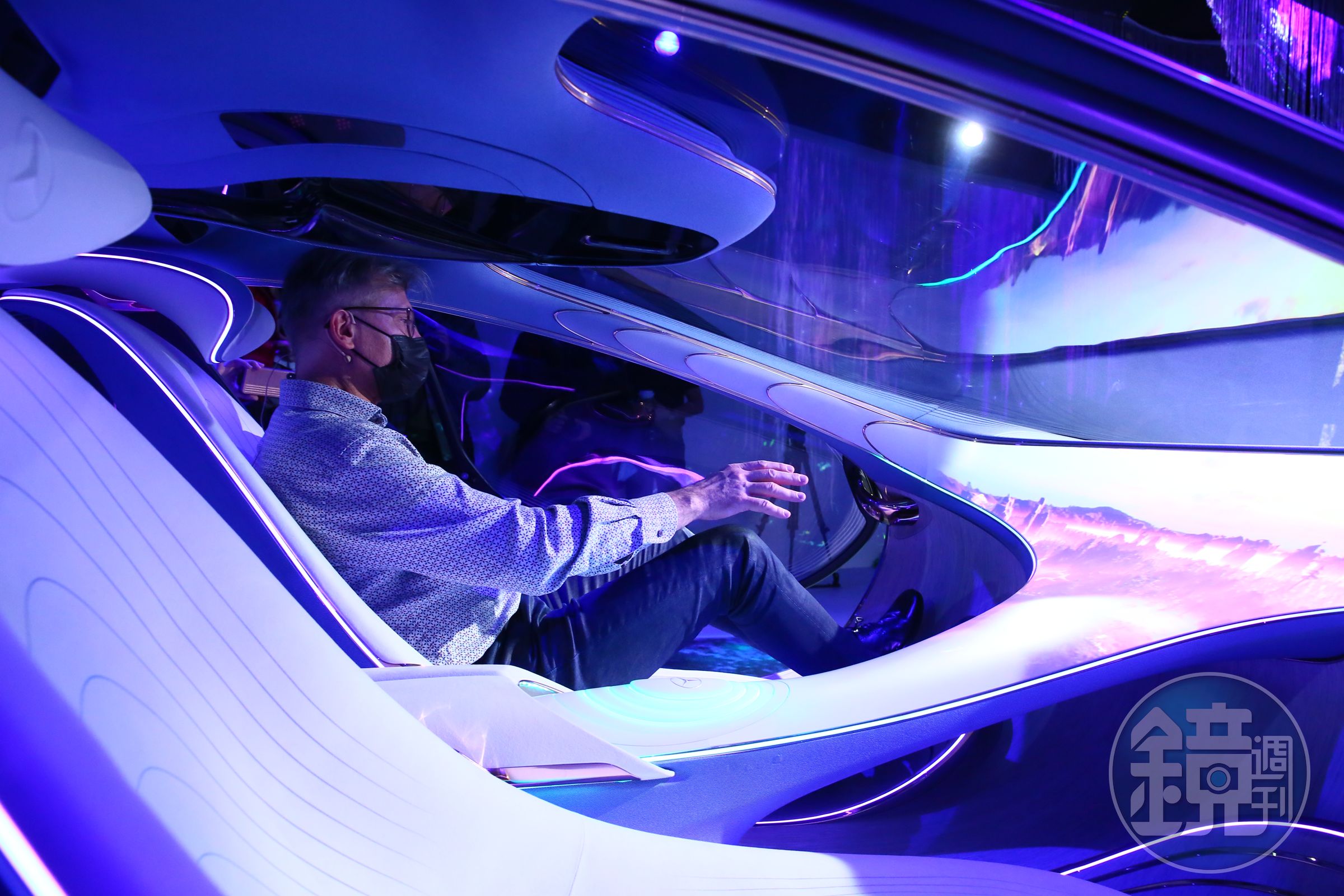 電動概念車「VISION AVTR」靈感來自於科幻電影阿凡達2。