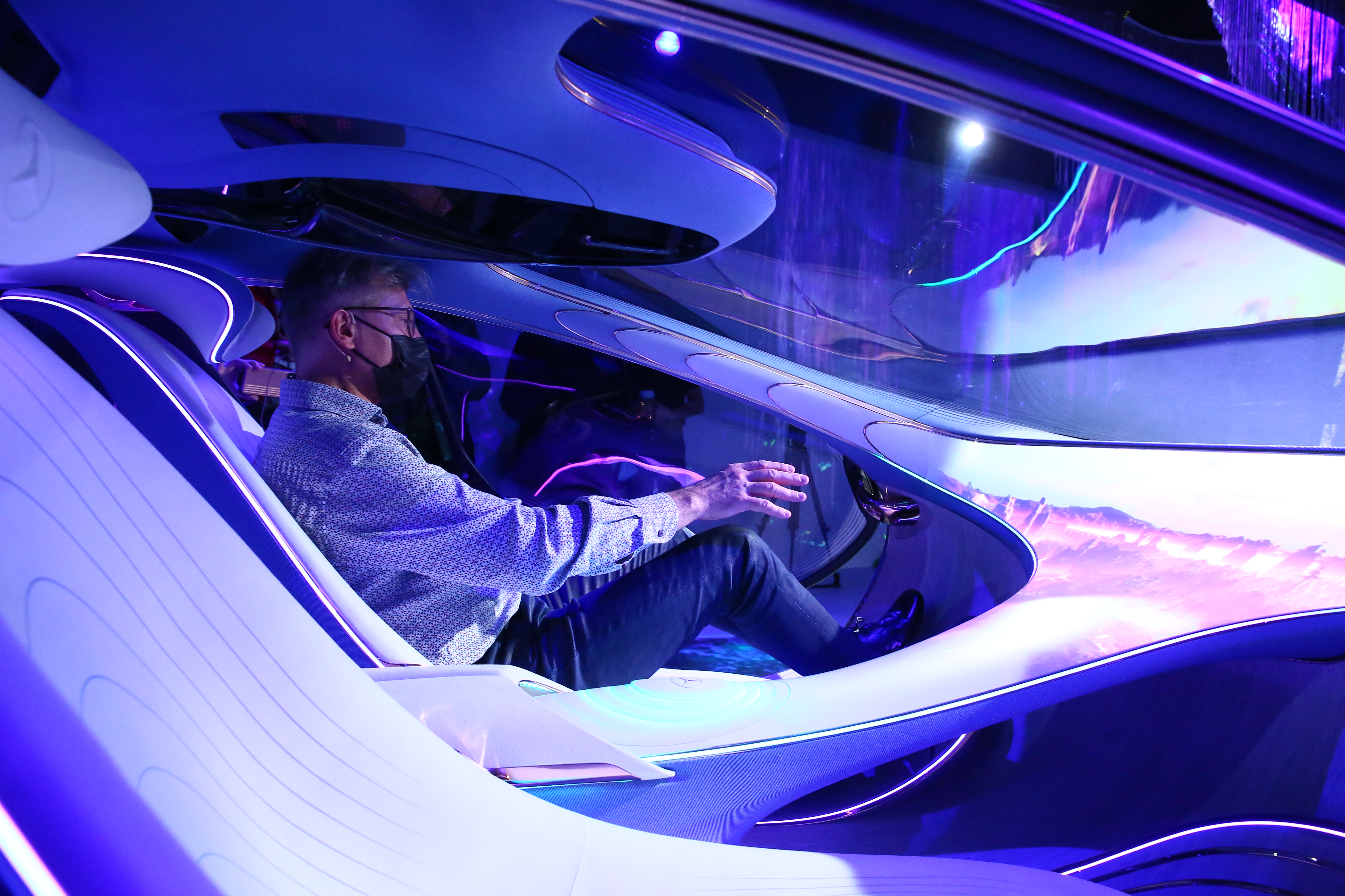 電動概念車「VISION AVTR」靈感來自於科幻電影阿凡達2。