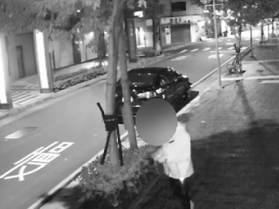 黃男駕車尋找行竊目標。（翻攝畫面）