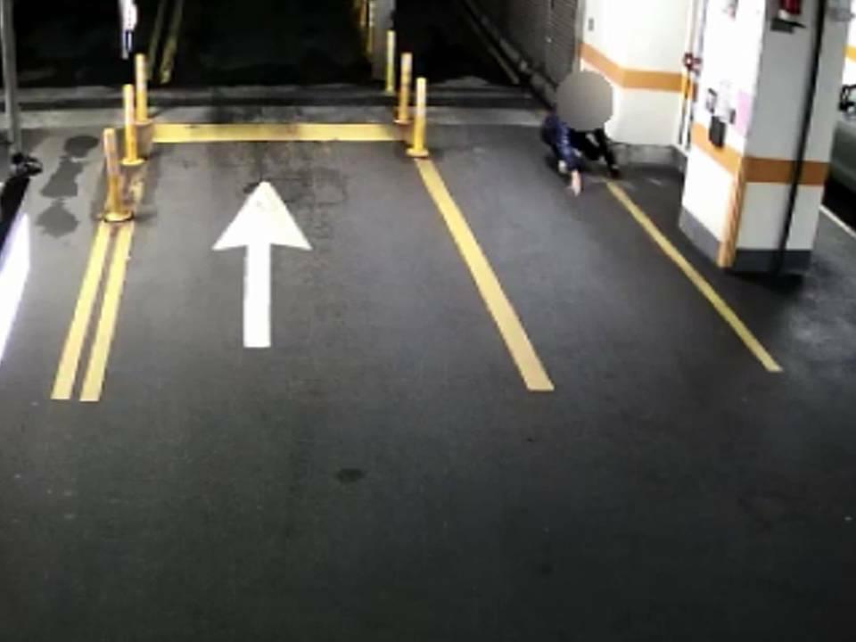 黃男潛行進入停車場行竊。（翻攝畫面）
