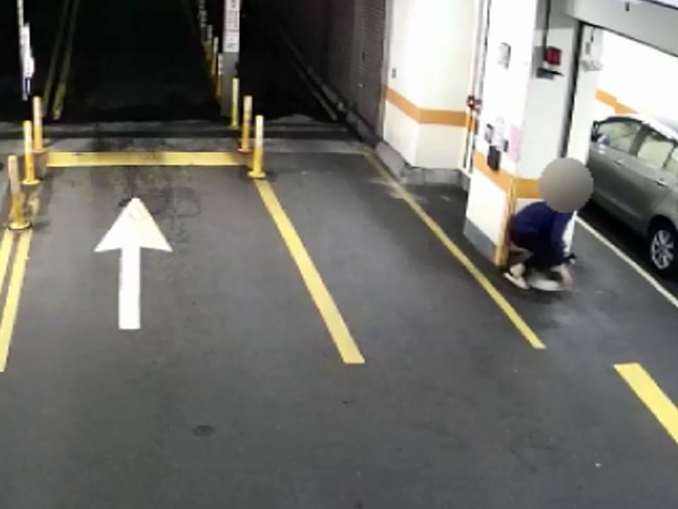黃男藉由柱子隱蔽行竊身影。（翻攝畫面）