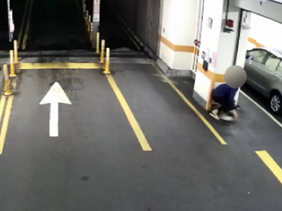 黃男藉由柱子隱蔽行竊身影。(翻攝畫面)