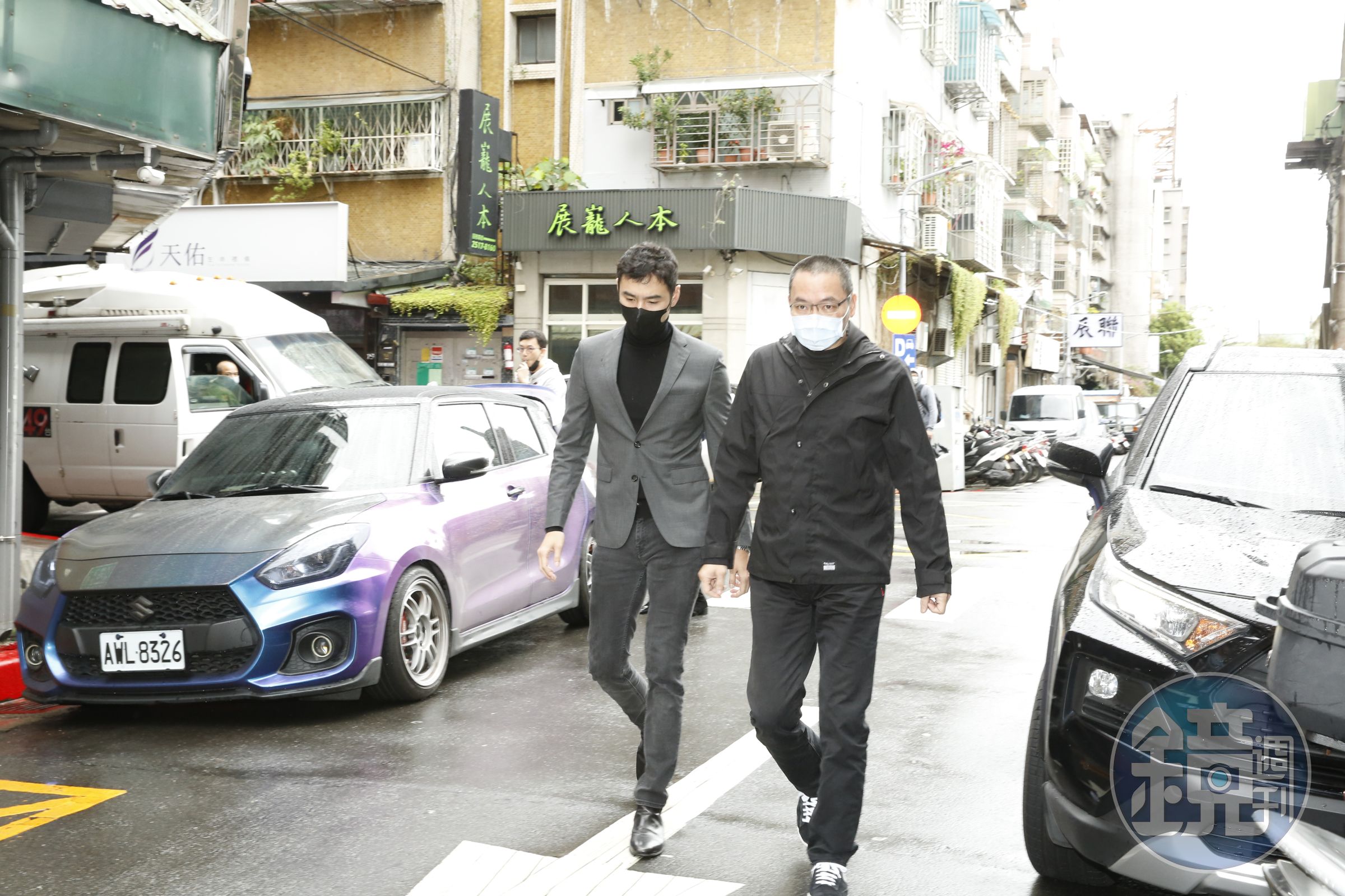 阮經天一身黑衣搭配西裝外套，在男性友人陪伴下走進靈堂。