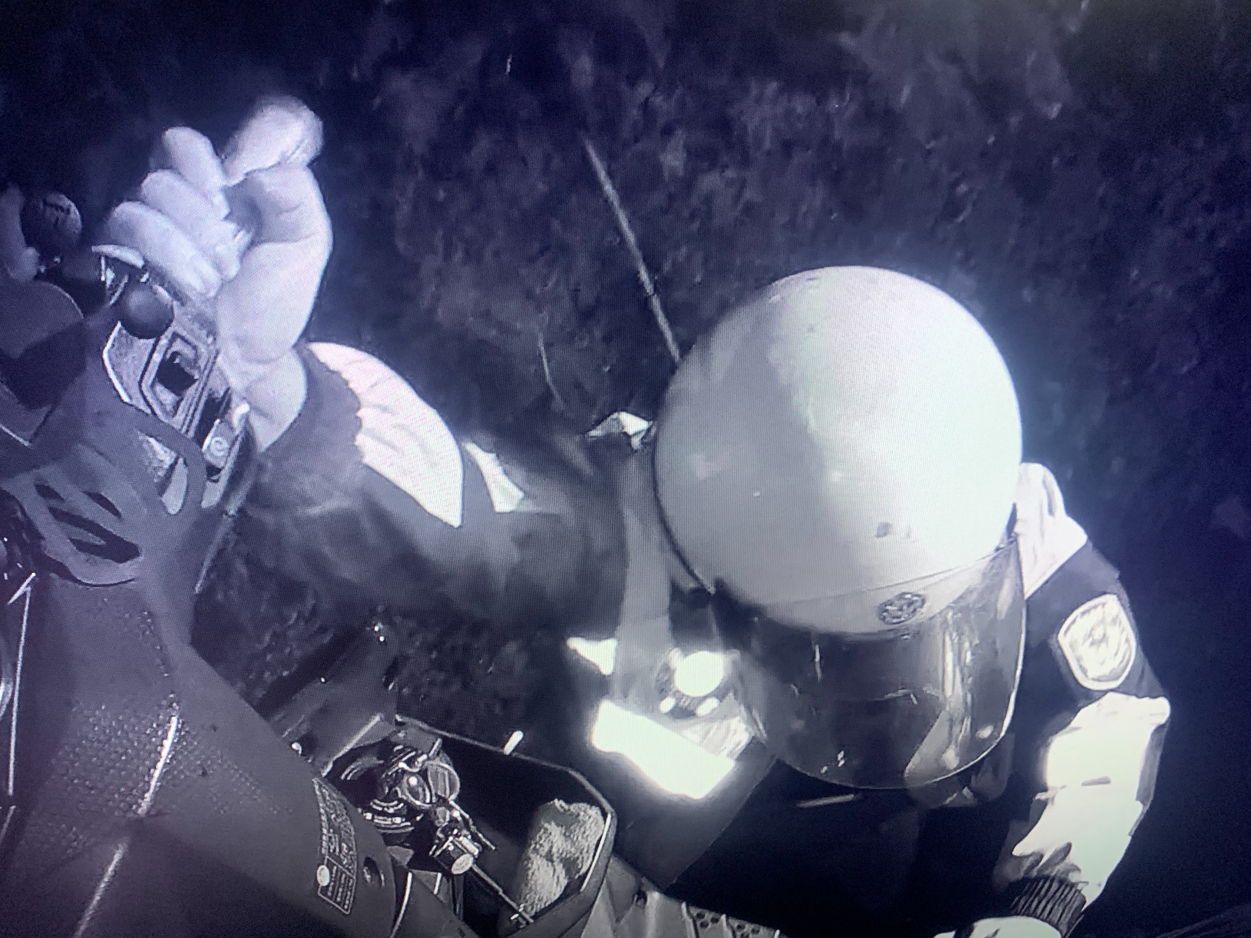 員警與黃男合力將機車從山溝抬出。（翻攝畫面）