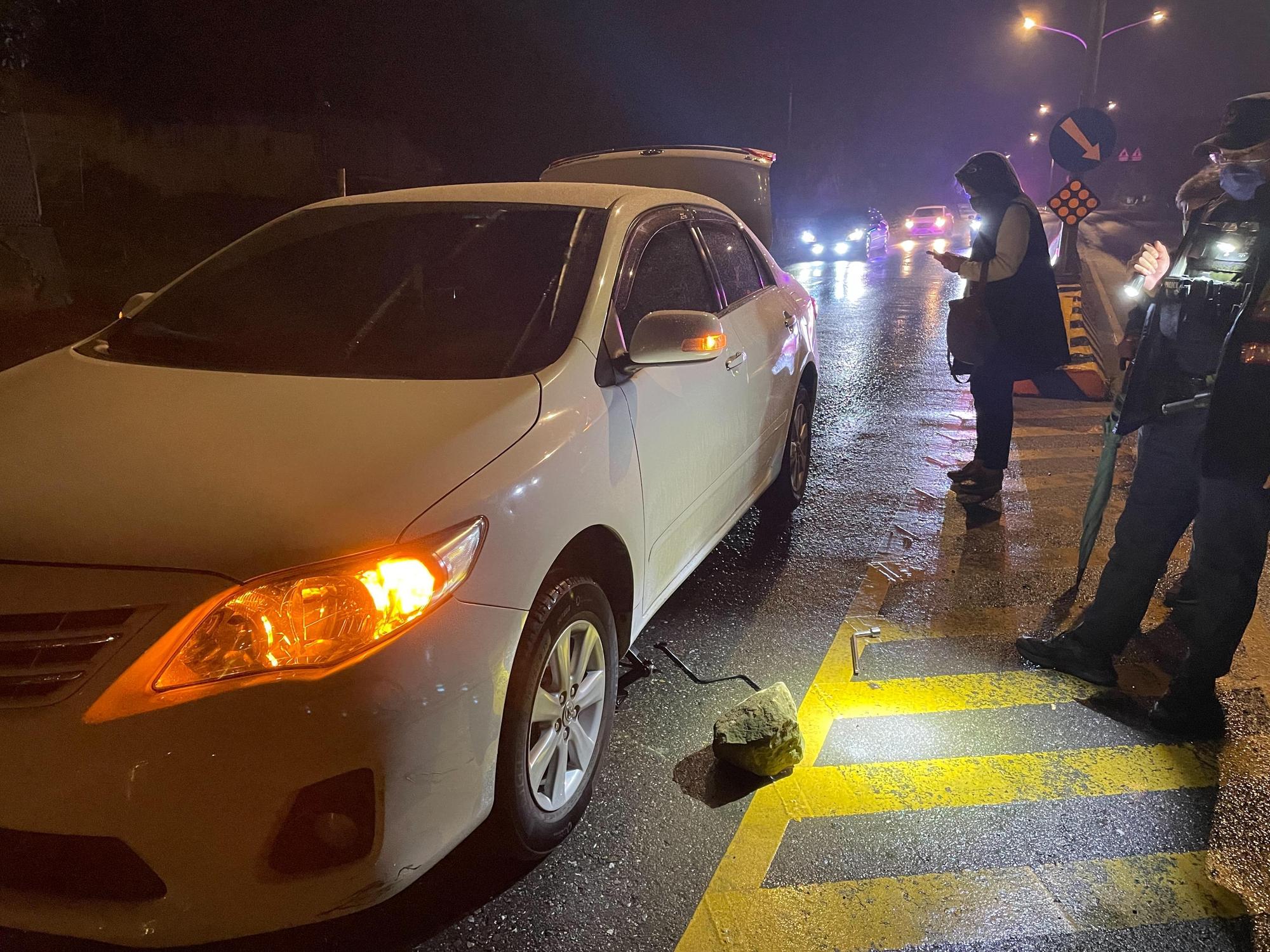 員警協助呼叫拖吊車救援並與民眾一同在路旁等待。(翻攝畫面)