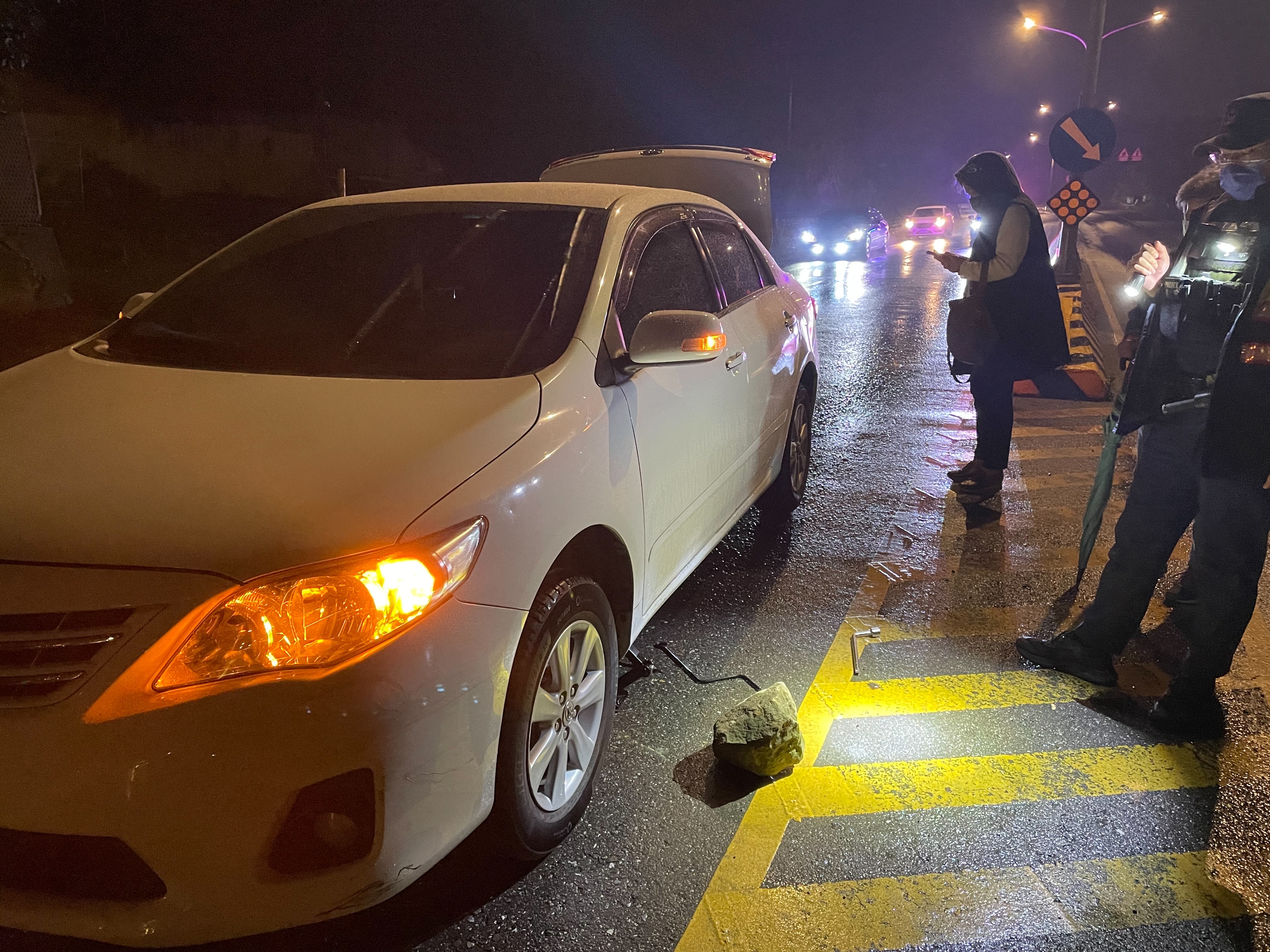 員警協助呼叫拖吊車救援並與民眾一同在路旁等待。（翻攝畫面）