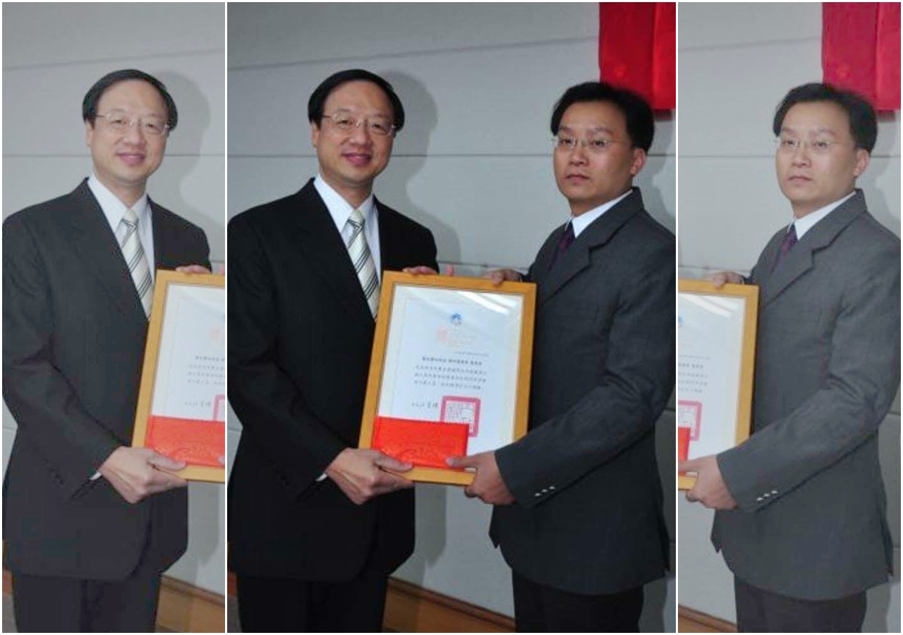 指控保二總隊督訓科涉及職場霸凌的督察員羅威智（右），曾榮獲警界2010年「廉潔公務員」，左為前行政院長江宜樺。