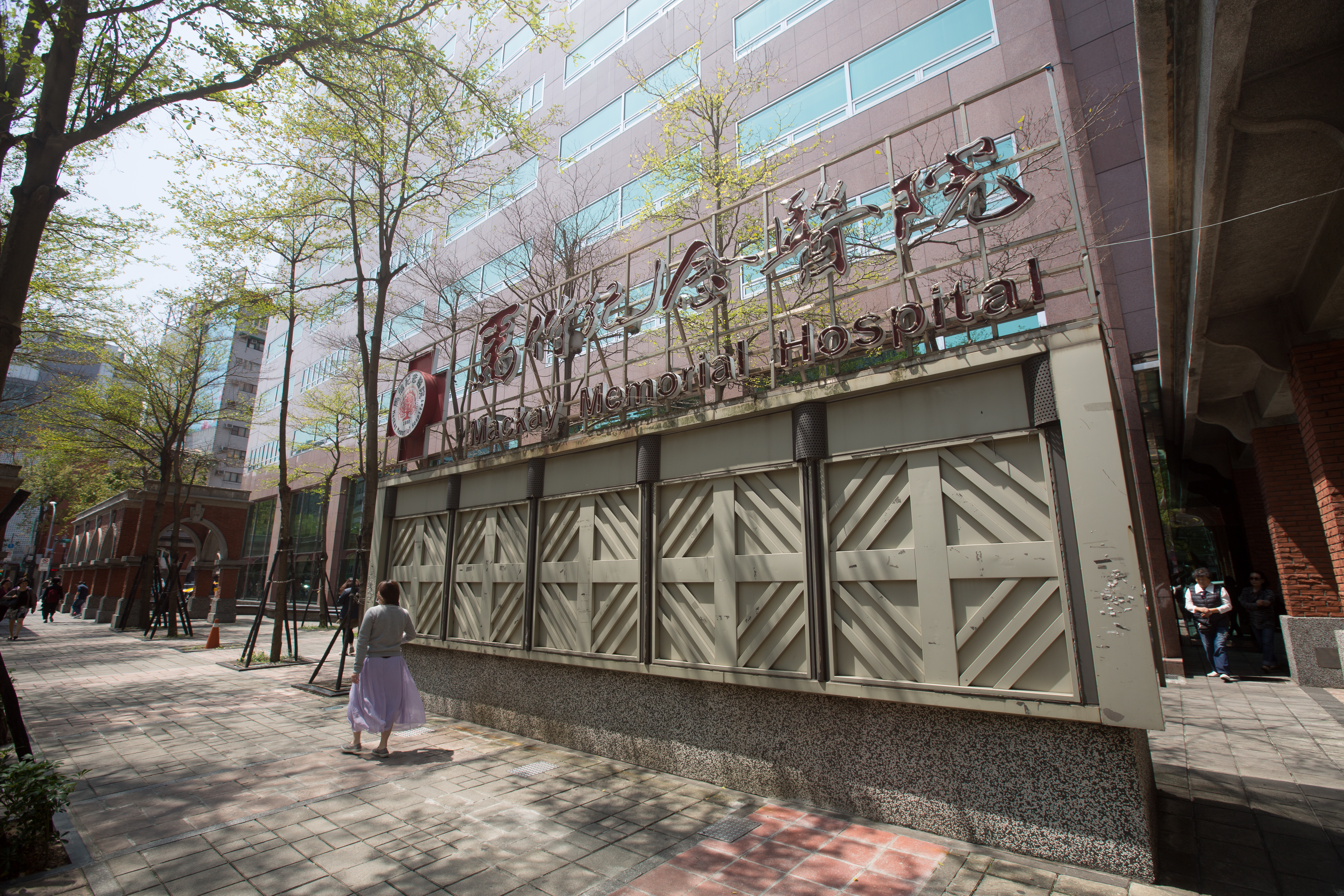 北市衛生局公布宗教團體群聚個案確診足跡，包含馬偕醫院、錢櫃KTV等地點。（本刊資料照）