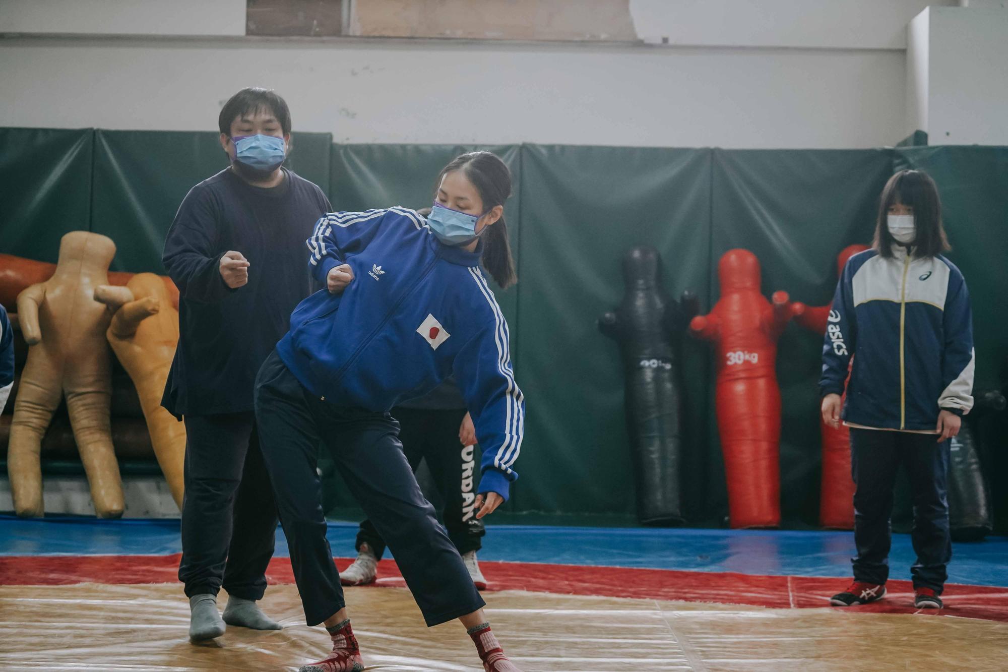 驫舞劇場舞者蘇威嘉(左)、方妤婷(中)帶領馬祖角力隊進行舞蹈工作坊。(文總提供)