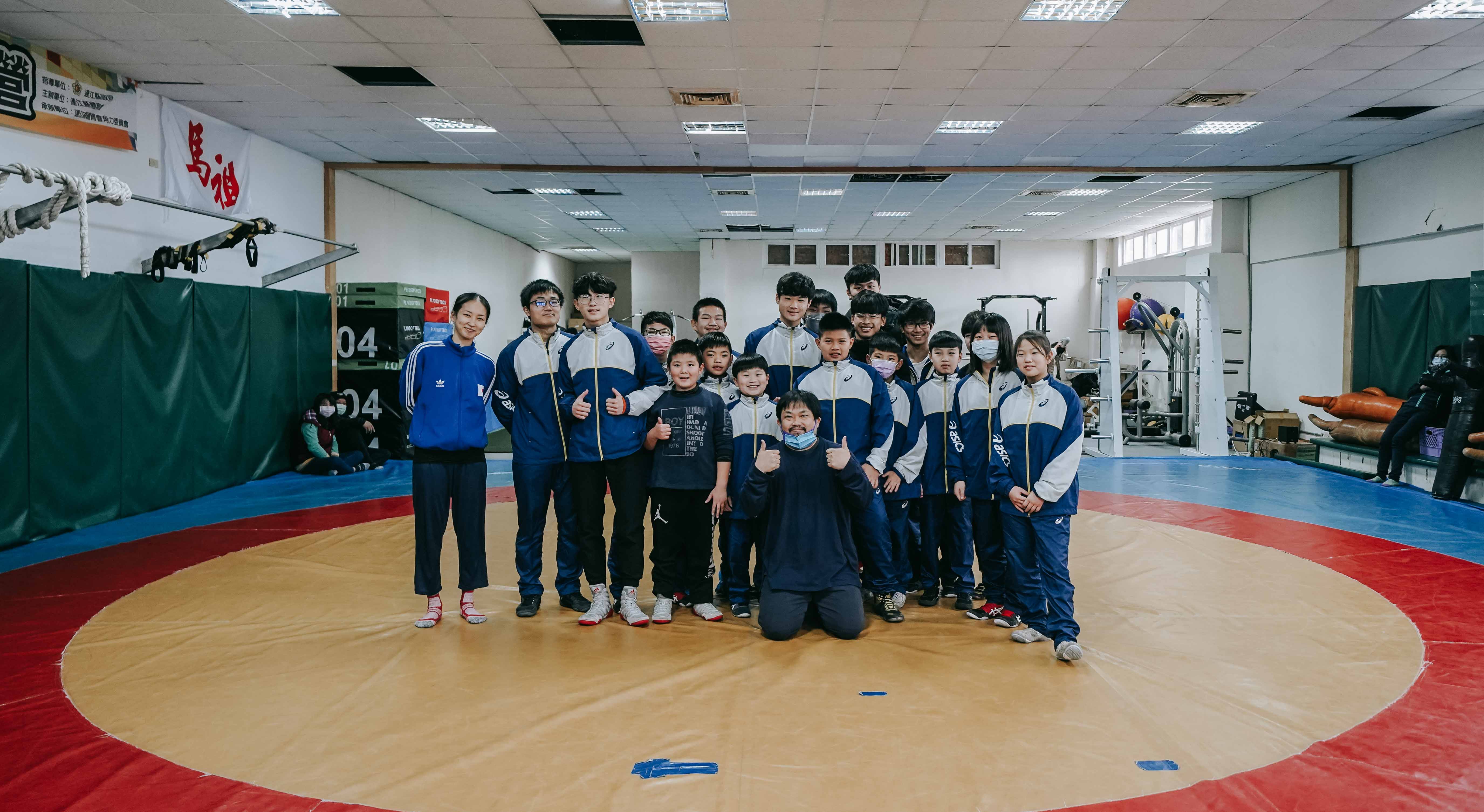 馬祖國際藝術島邀請驫舞劇場舞者蘇威嘉、方妤婷，帶領馬祖在地角力隊選手展開為期3天的舞蹈工作坊。（文總提供）