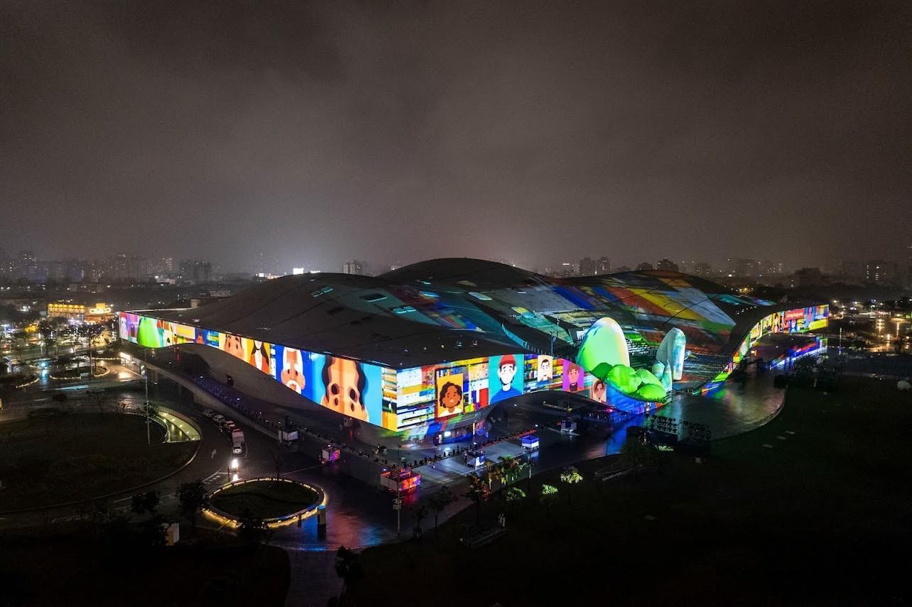 在高雄熱鬧展出的「2022台灣燈會」，有大量作品落在衛武營。