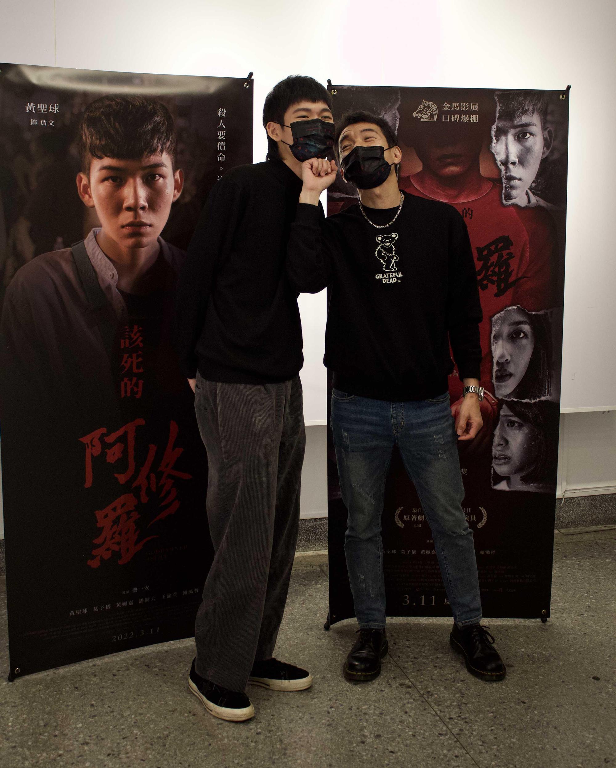 曾演出《誰先愛上他的》的黃聖球，戲裡老爸「四分衛」樂團主唱陳如山也特別到場站台支持他的演出。（希望行銷提供）