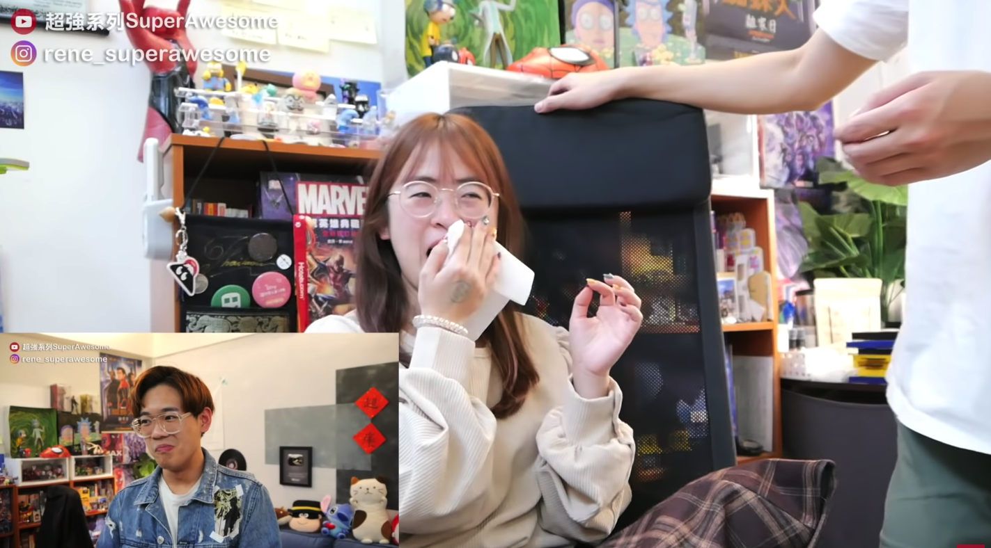 女友當場落淚,讓粉絲直呼感動。(翻攝自「超強系列SuperAwesome」YouTube)