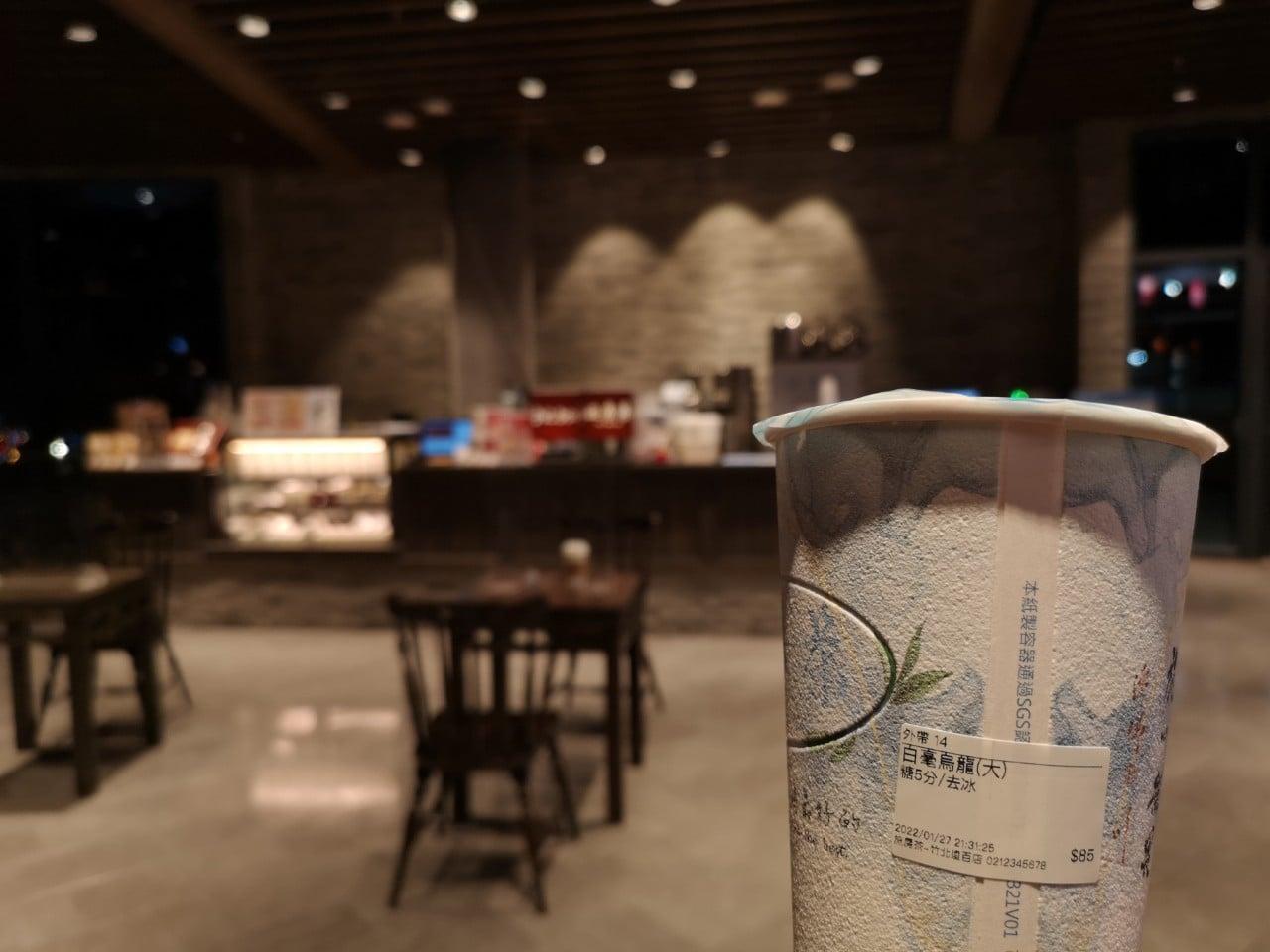 女網友點了最便宜的白毫烏龍，沒加珍珠一杯就要85元。（翻攝自FB竹北遠百最新情報站）