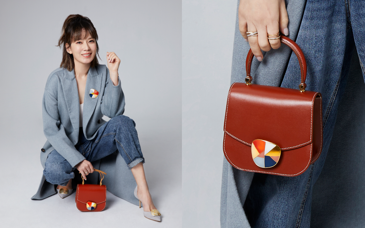 Melody以Cubik系列傳世金箔扣作為胸針裝飾，並搭配於Aphrodite包款上，腳踩Merida 75金箔跟鞋，搭配Pure系列傳世金箔扣。（SAUVEREIGN提供）