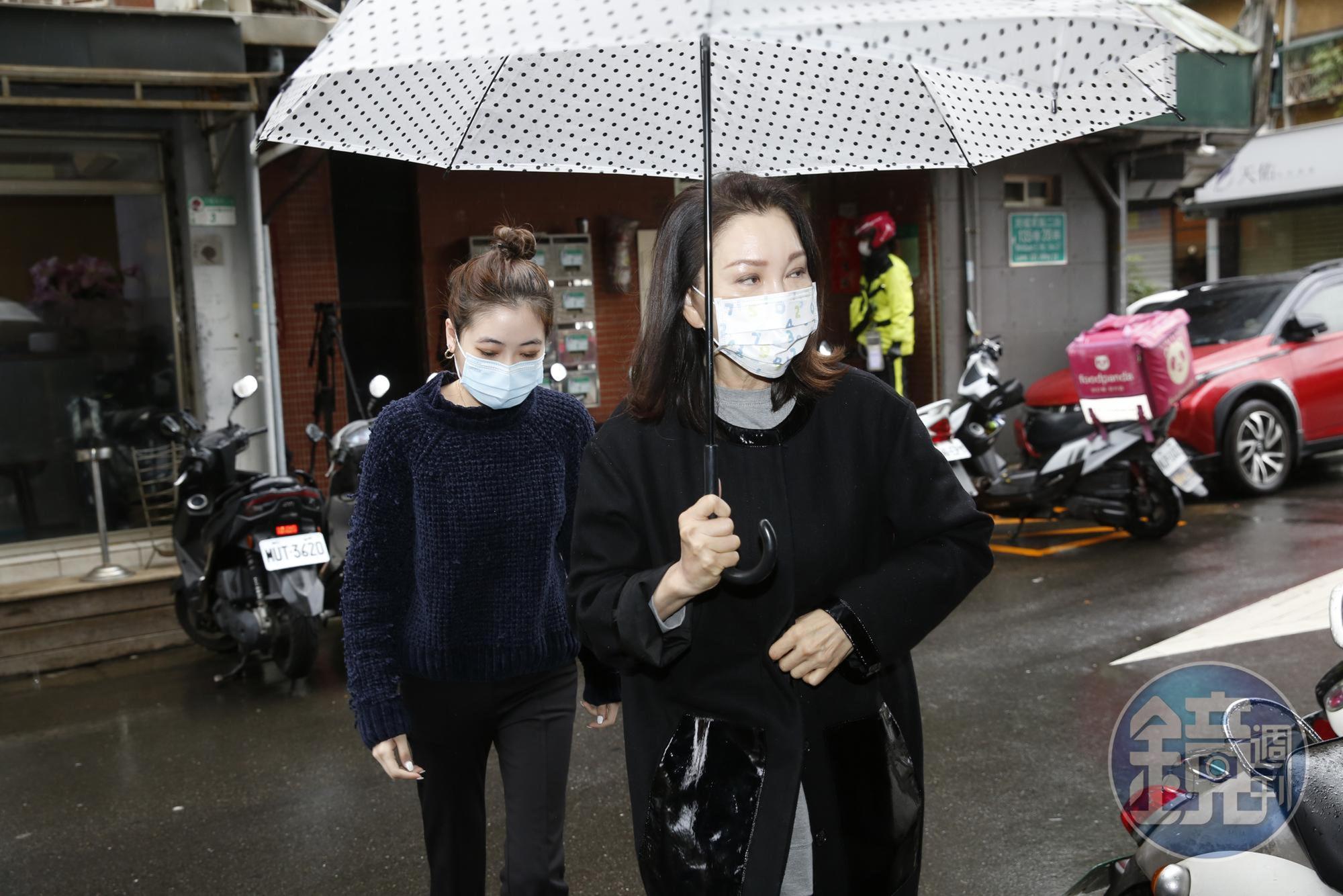 張瓊姿前來弔唁，她在巴戈靈堂待了半小時之久。