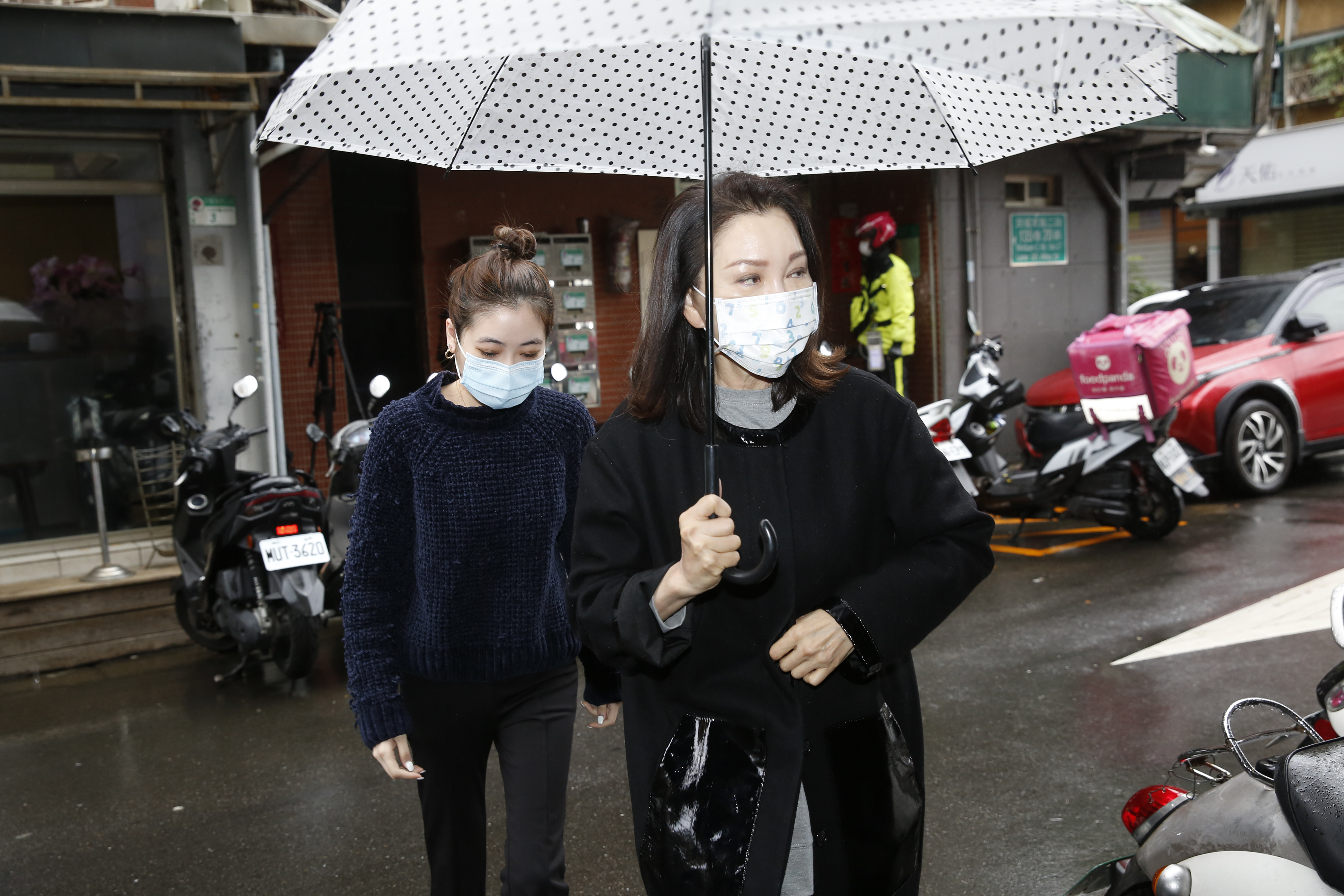 張瓊姿前來弔唁，她在巴戈靈堂待了半小時之久。