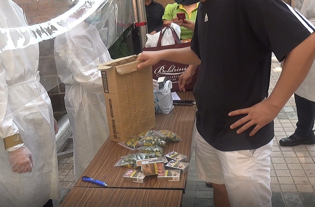王必勝秀出多張檢疫所抽查到違禁品的照片及影片。(翻攝自王必勝臉書)