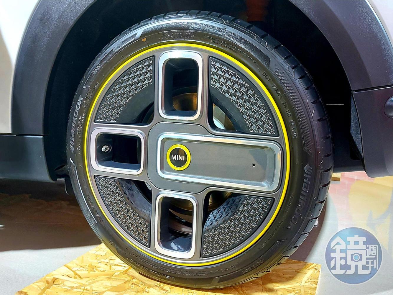 MINI Cooper SE專屬17吋Power Spoke鋁圈，以英式插頭為靈感延伸出獨一無二的幾何設計。