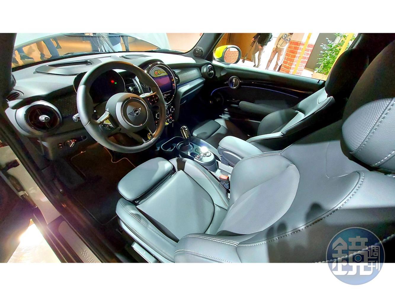 內裝與油車版MINI差異不大，無電車駕駛經驗者也可立即上手。