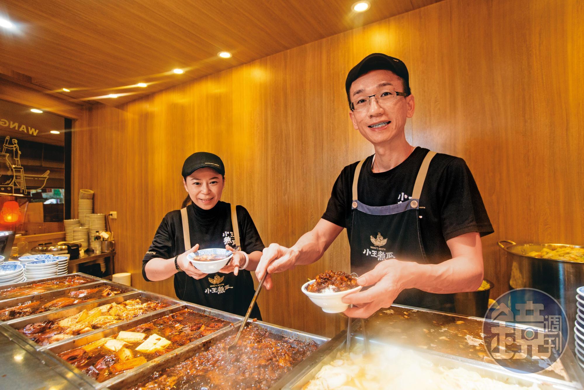 台北華西街老店小王煮瓜,2019年起連3年拿下米其林必比登推薦。第二代老闆王捷生(右)和太太羅淑鈴(左)近年改造門面,吸引年輕客群上門。