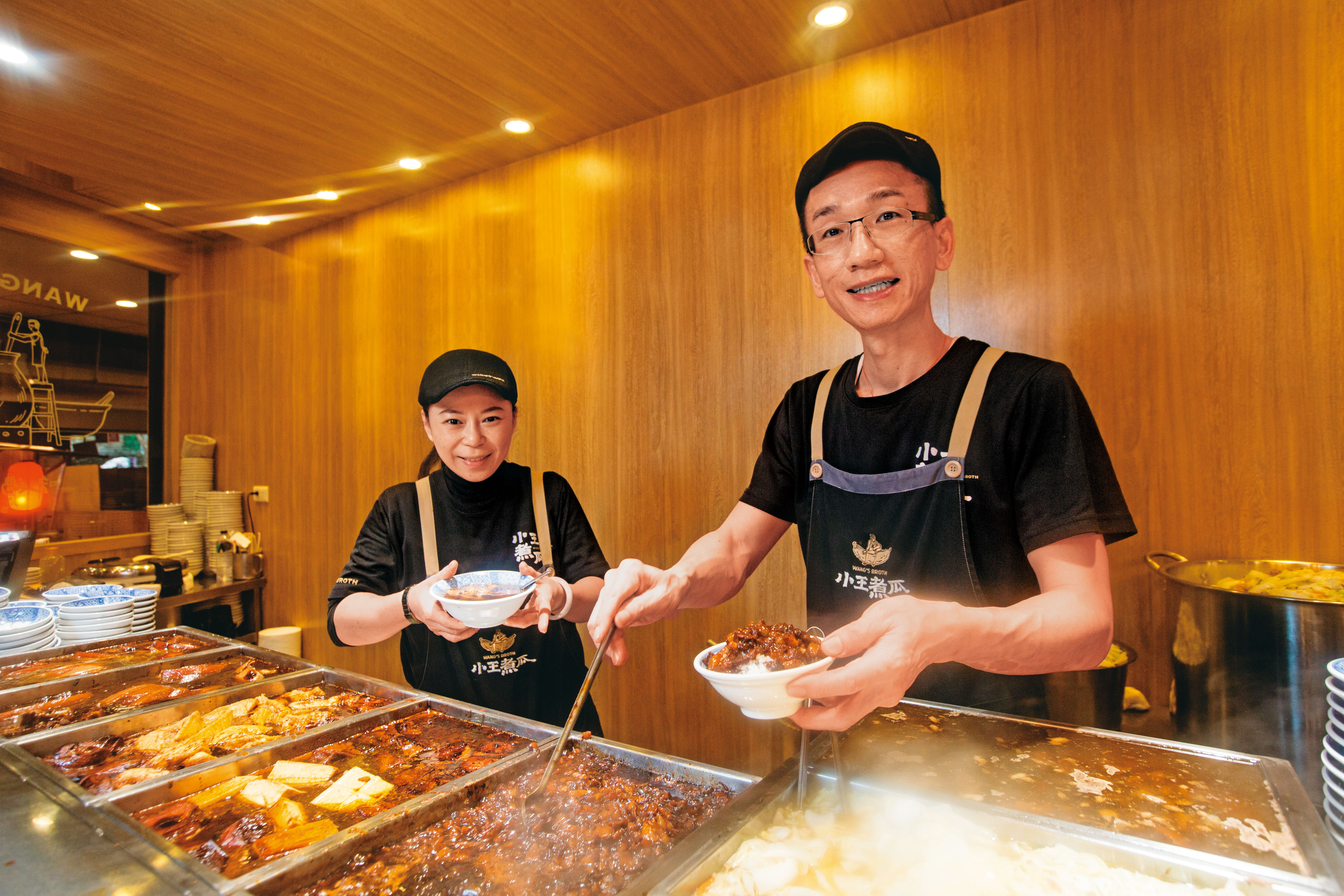 台北華西街老店小王煮瓜，2019年起連3年拿下米其林必比登推薦。第二代老闆王捷生（右）和太太羅淑鈴（左）近年改造門面，吸引年輕客群上門。