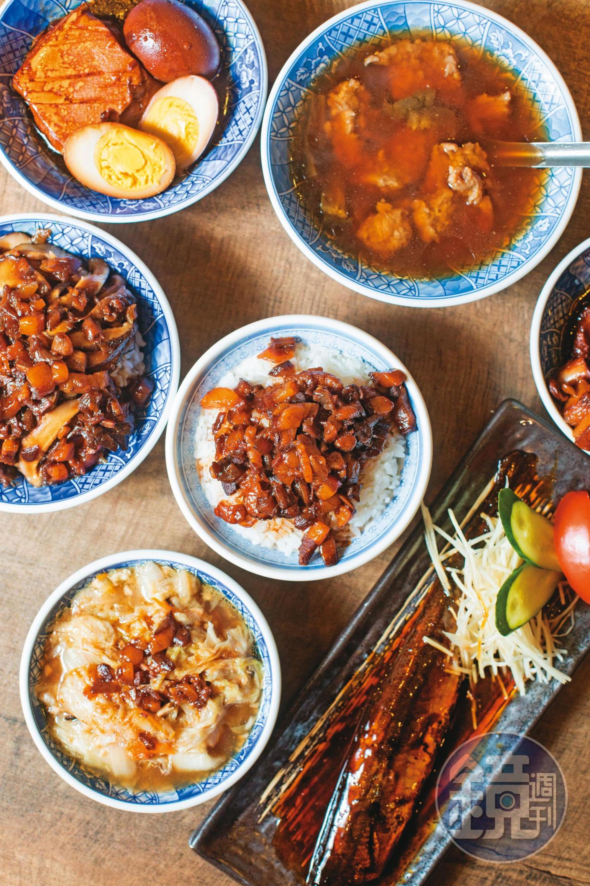黑金油亮的滷肉飯與入喉回甘順口的清湯瓜仔肉,搭配滷白菜、豆腐及第一代老闆的私房菜野生醬燒秋刀魚,讓小王煮瓜在艋舺屹立不搖47年。