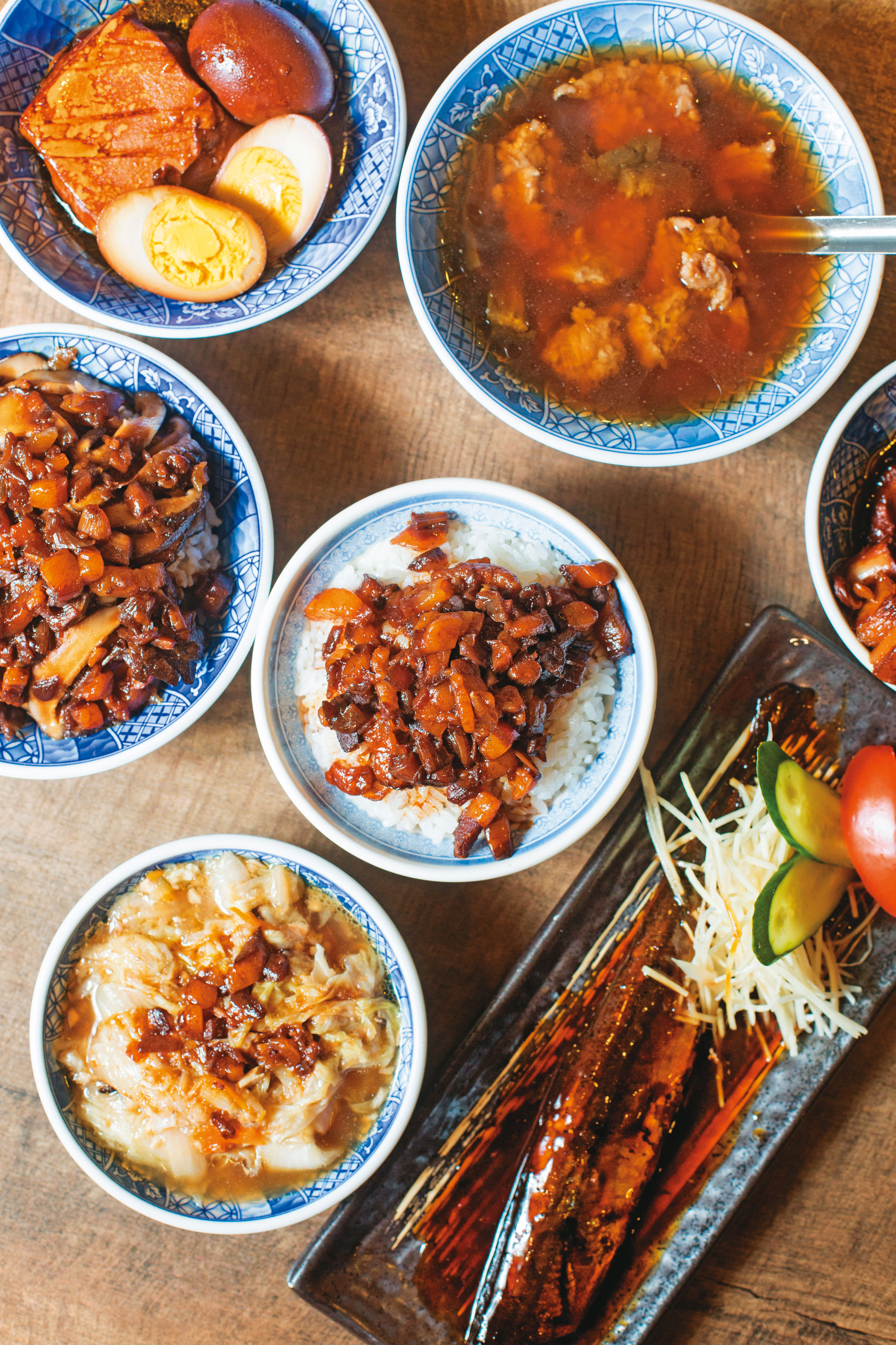 黑金油亮的滷肉飯與入喉回甘順口的清湯瓜仔肉，搭配滷白菜、豆腐及第一代老闆的私房菜野生醬燒秋刀魚，讓小王煮瓜在艋舺屹立不搖47年。