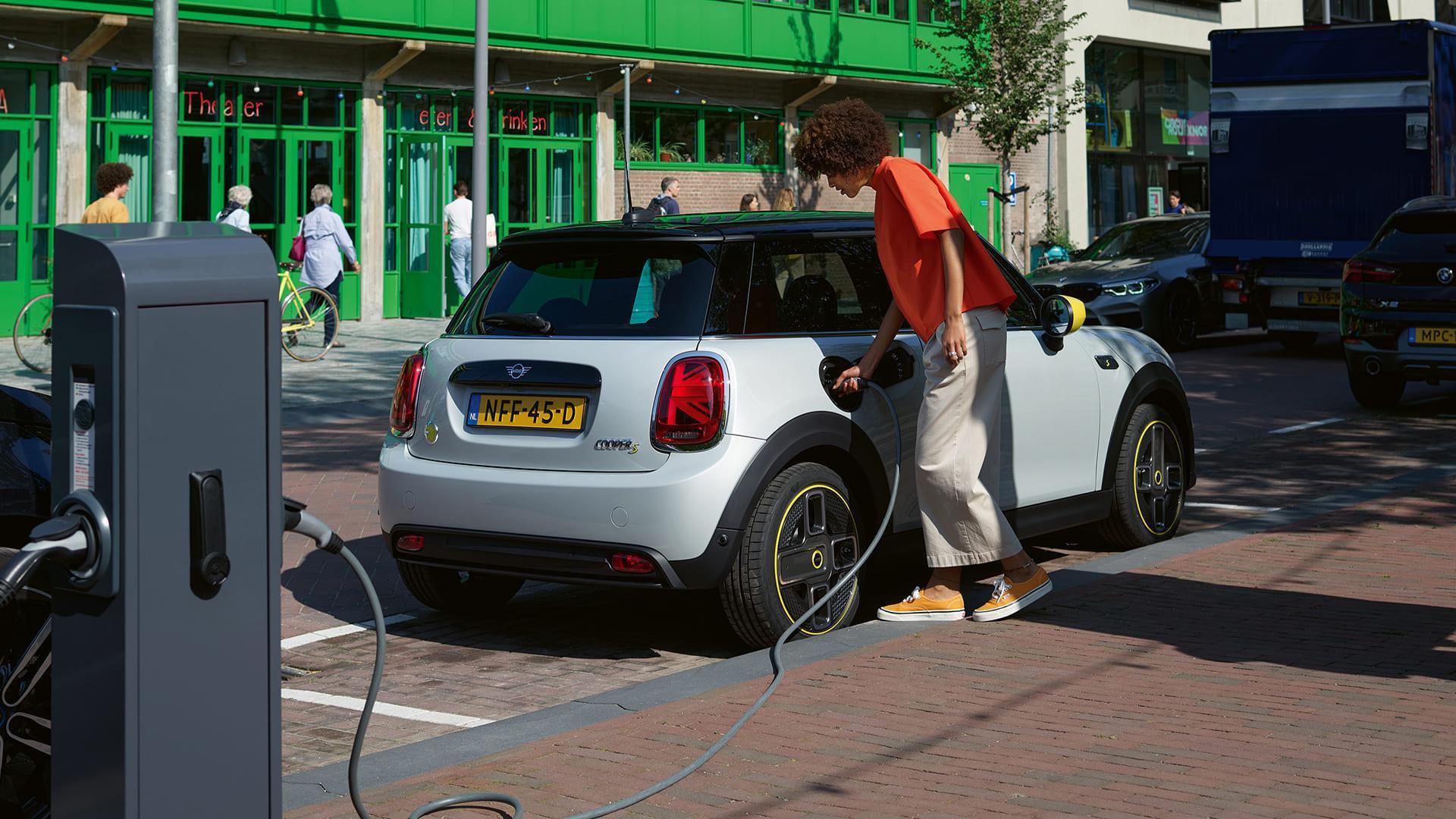 MINI Electric僅需36分鐘即可以透過直流充電將電池從0迅速充電至80，220V交流充電亦僅需4.7小時即可將電池充滿。