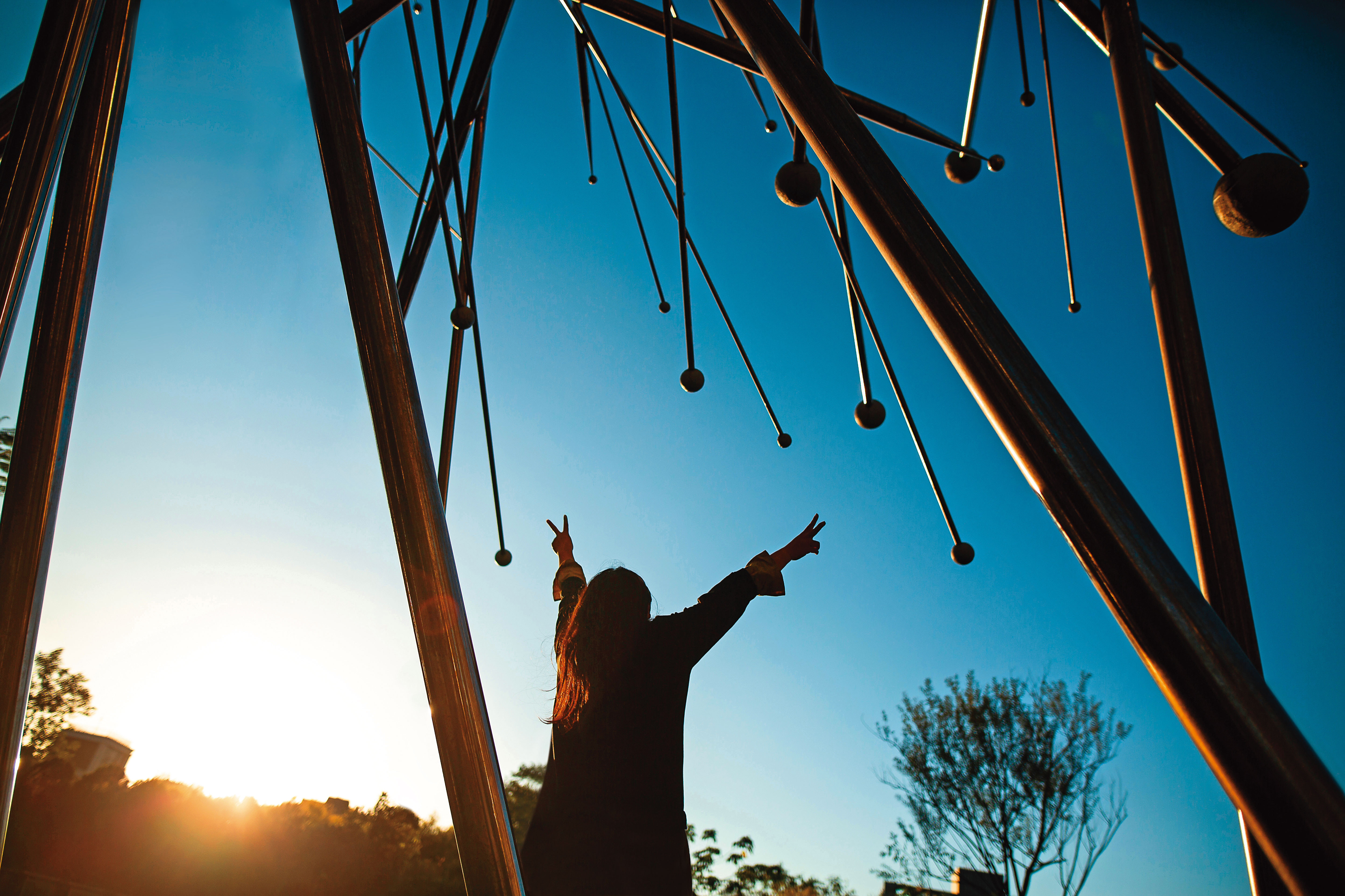 吳寶流對著天空比YA，慶祝康復。（為保護當事人，照片經變裝處理）