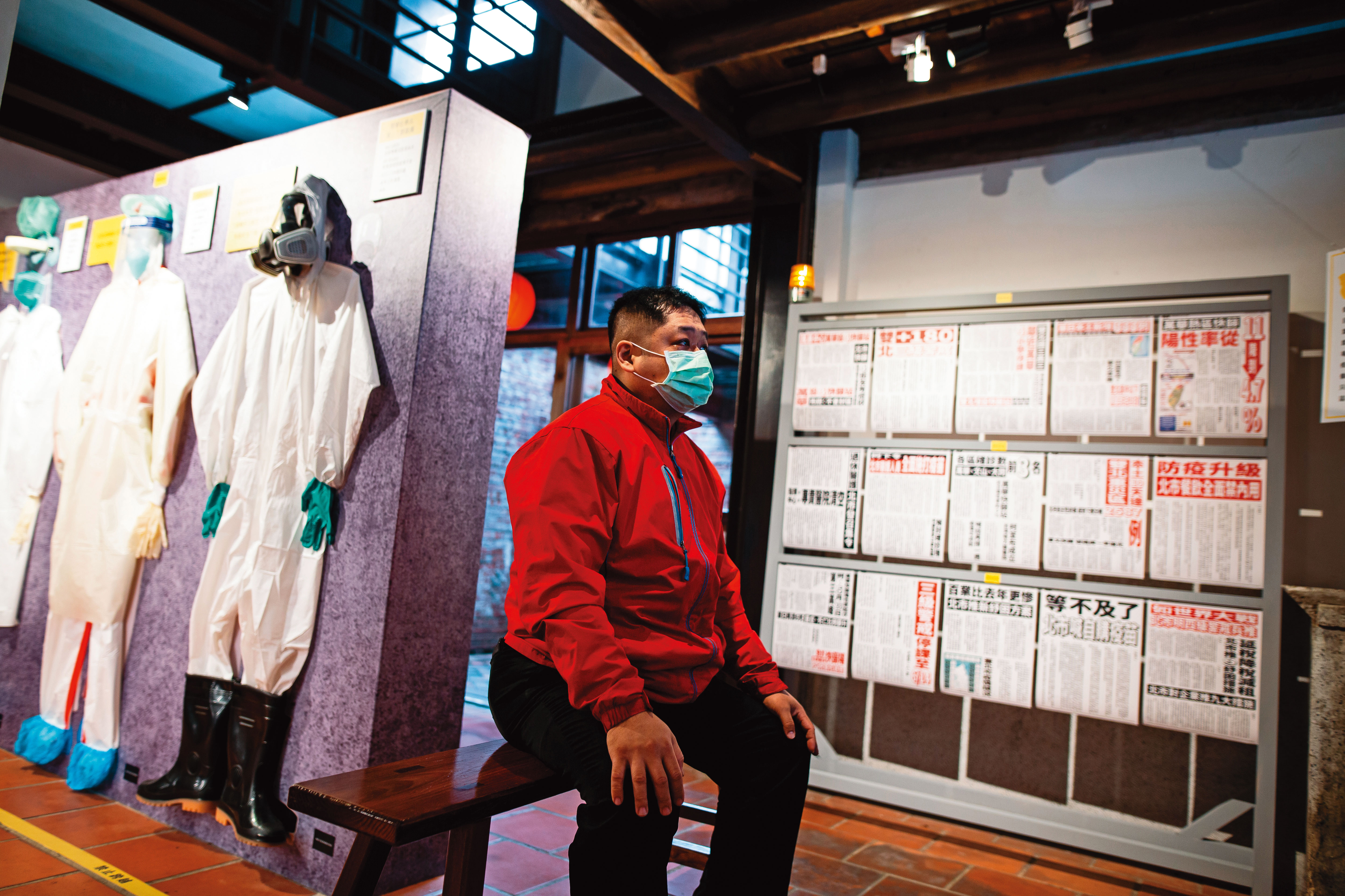 蔡岳樺於剝皮寮歷史街區的防疫快篩回顧展中，回憶接受快篩時的焦慮心情。