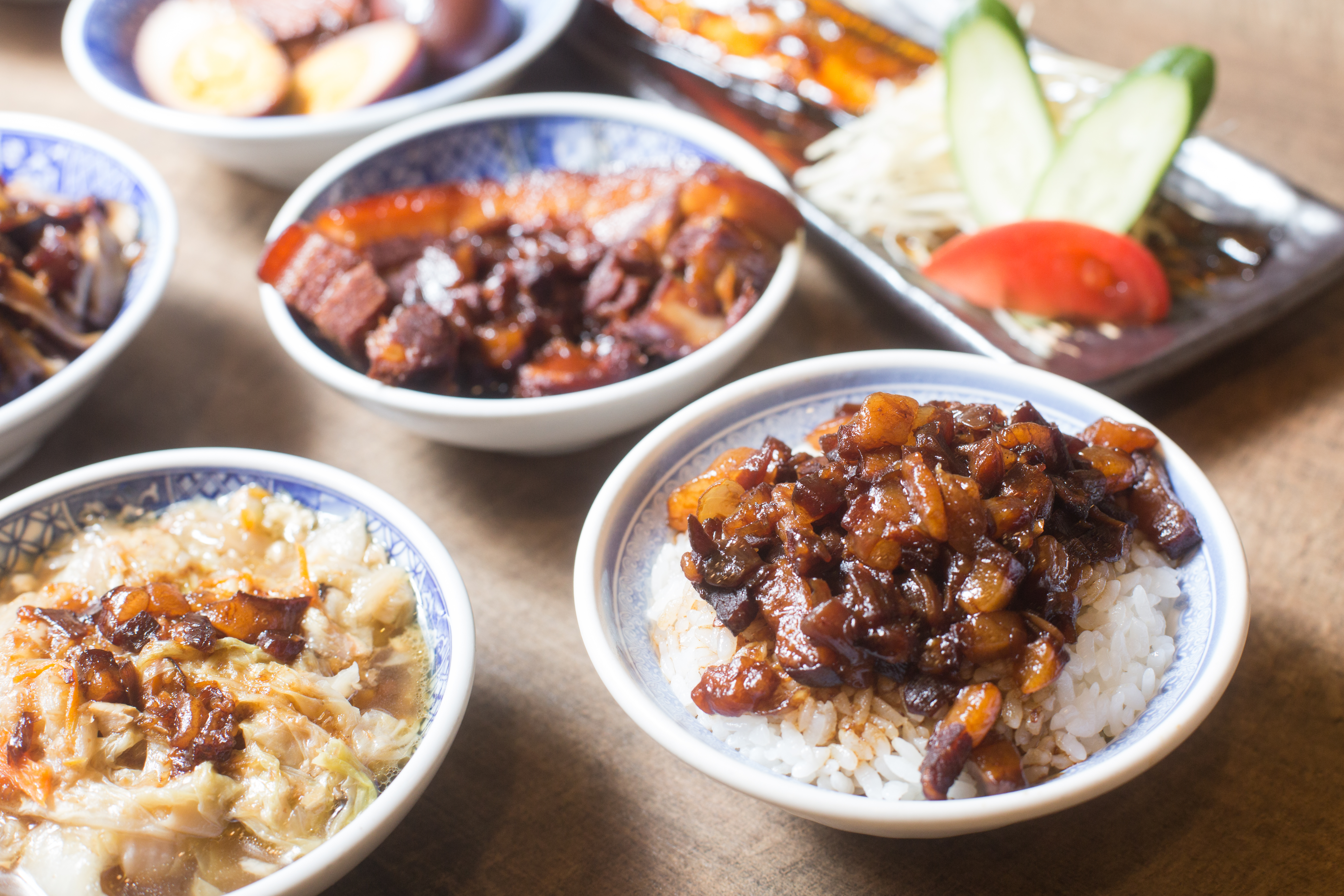 王捷生大方公開滷肉好吃祕訣：燉煮4小時再放一晚入味，隔天再開火煮2小時。（滷肉飯30元／小碗）