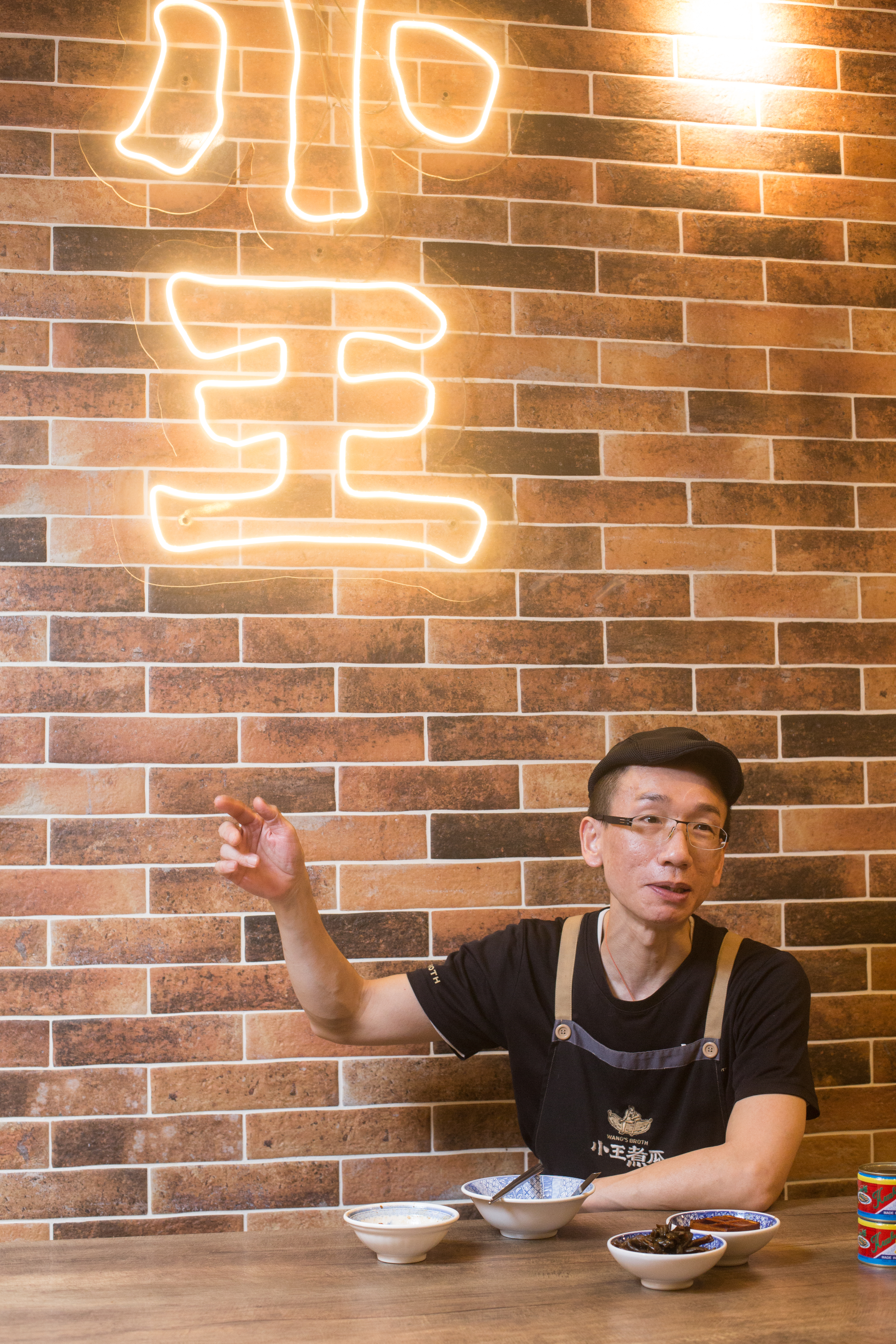 王捷生幾乎每天都在店裡顧著滷鍋，他自信地說，「一樣是做滷肉飯，我就是要做到比別人的卡好吃。」