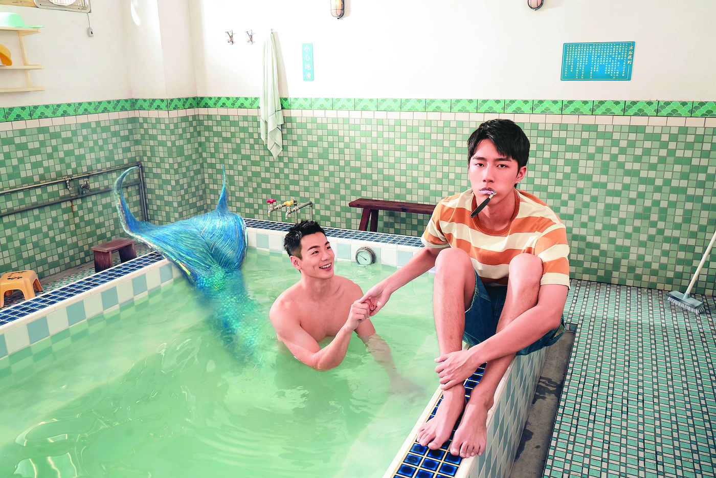 蔡凡熙(右)意外收養禾浩辰(左)飾演的霸道人魚,衍生出許多趣事。(羚邦集團提供)