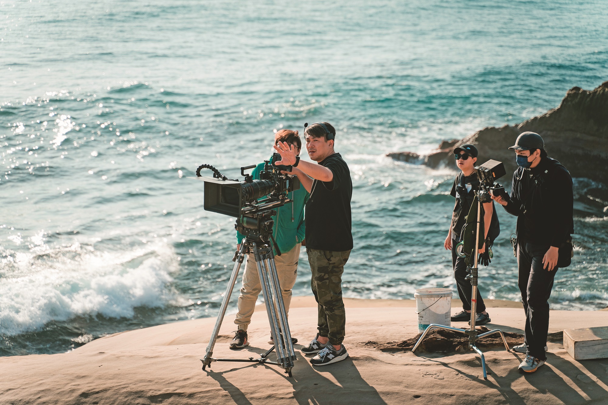 資深攝影張熙明（左二）首次擔任導演，對鏡頭構圖格外要求。（羚邦集團提供）