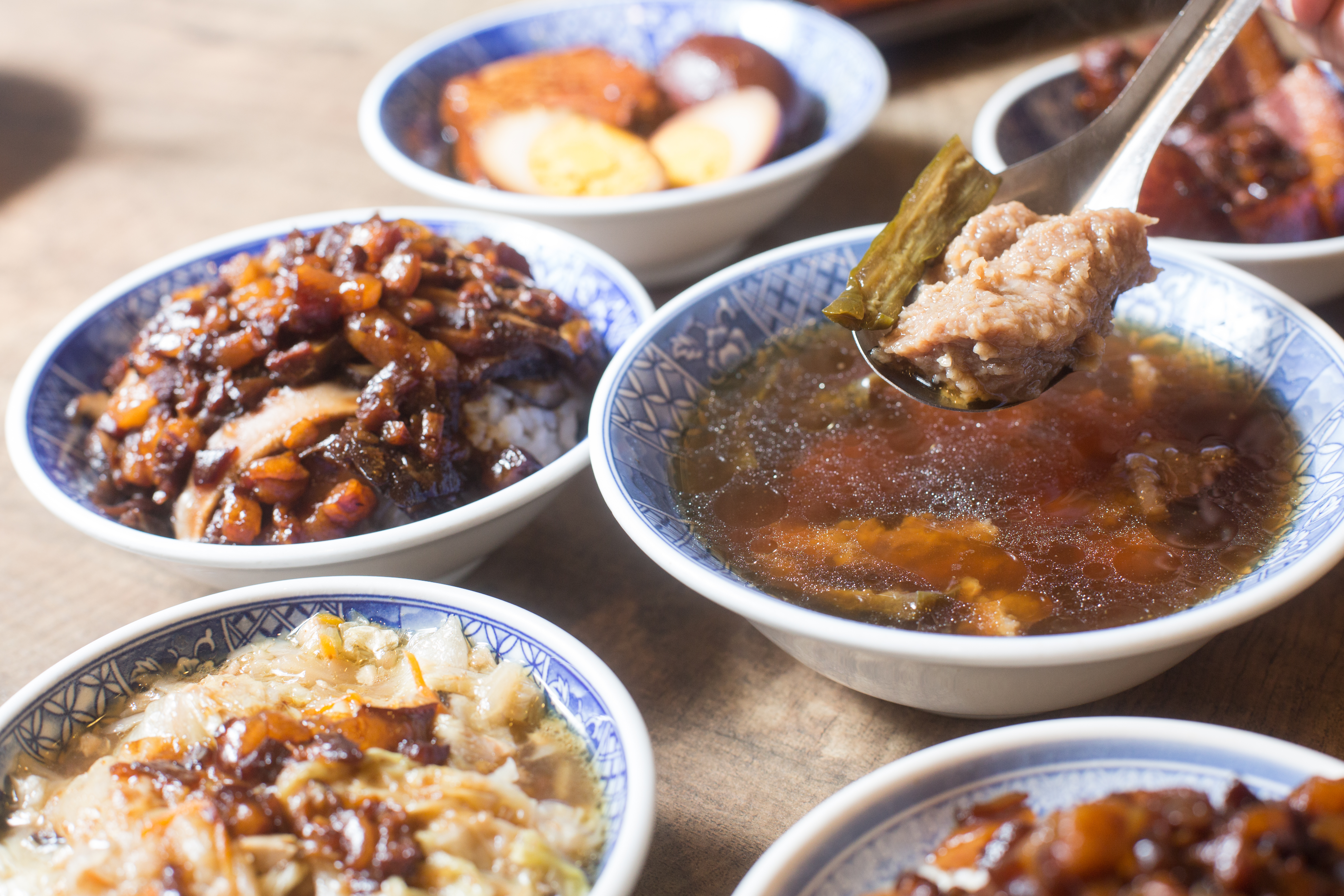 入喉回甘順口的清湯瓜仔肉與黑金油亮的滷肉飯，搭配滷白菜、魯蛋等小菜，讓小王煮瓜在艋舺屹立不搖47年。