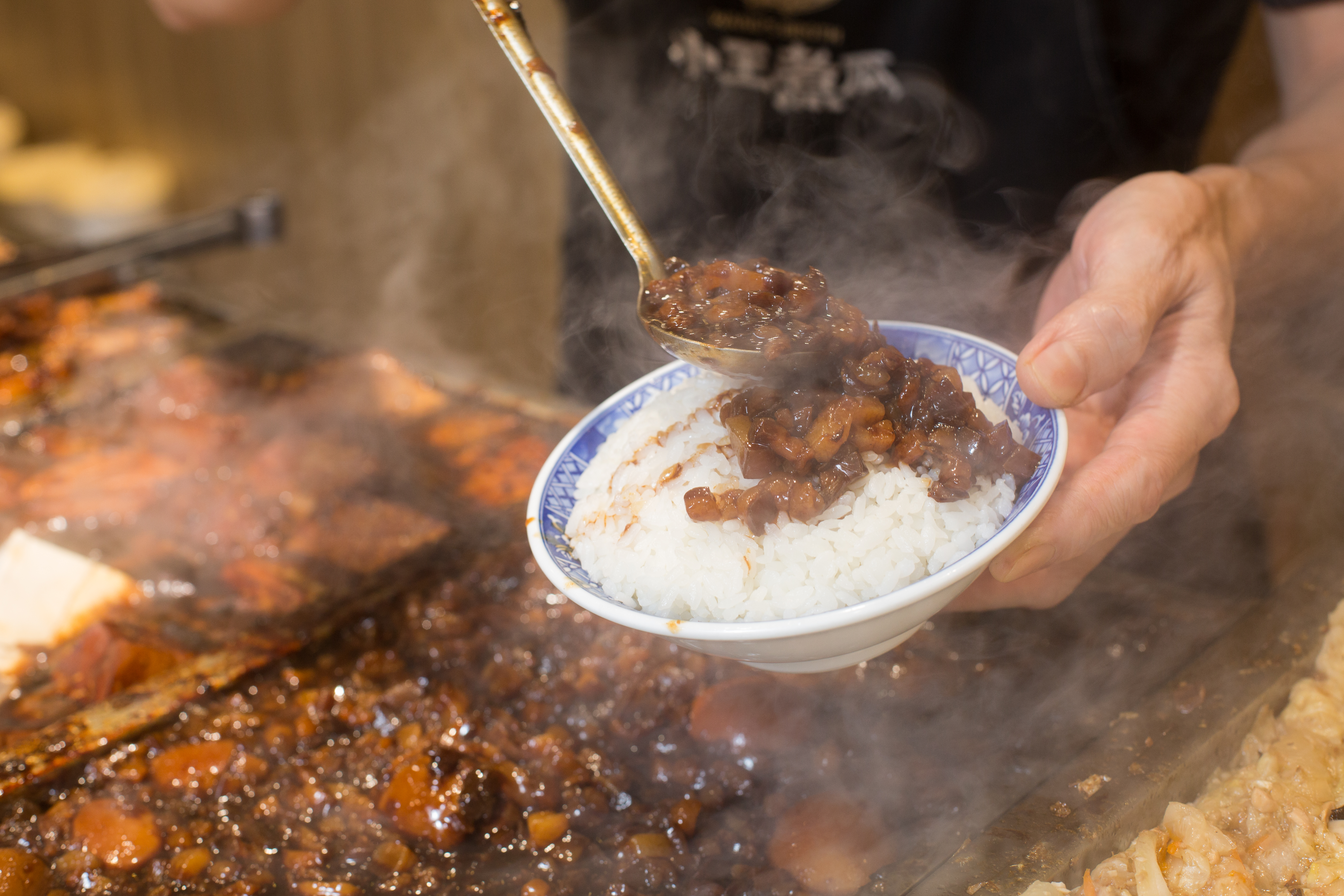入喉回甘順口的清湯瓜仔肉與黑金油亮的滷肉飯，搭配滷白菜、魯蛋等小菜，讓小王煮瓜在艋舺屹立不搖47年。