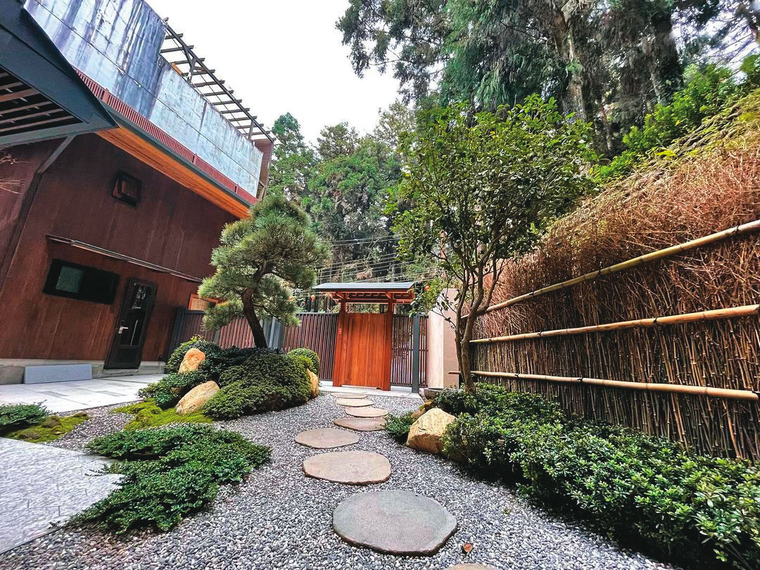 溪山行館迎賓的迎客松和桂花樹是蔡其建親自挑選。（寶元紀提供）