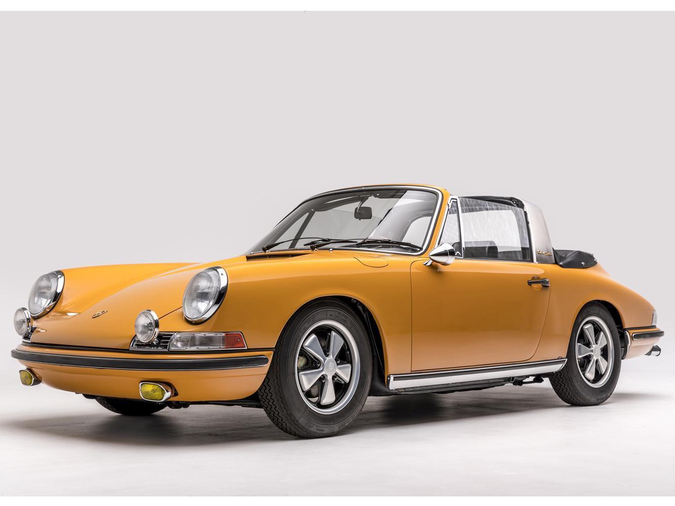 要如何設計出讓人(或美國政府)覺得安全的敞篷車?PORSCHE想到的是橫亙車室的ㄇ字型B柱兼防滾架,而這項設計也造就了初代目Targa的奇特經典外型。