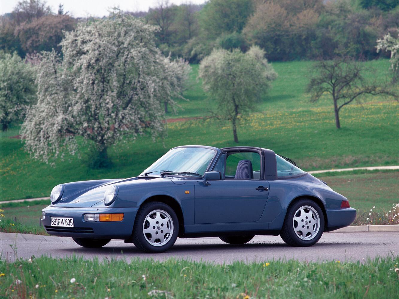 964世代911 Carrera 2 Targa 與911 Carrera 4 Targa,直至1993年停產仍維持Targa車型經典的大型防滾B柱與可拆卸式頂篷設計。